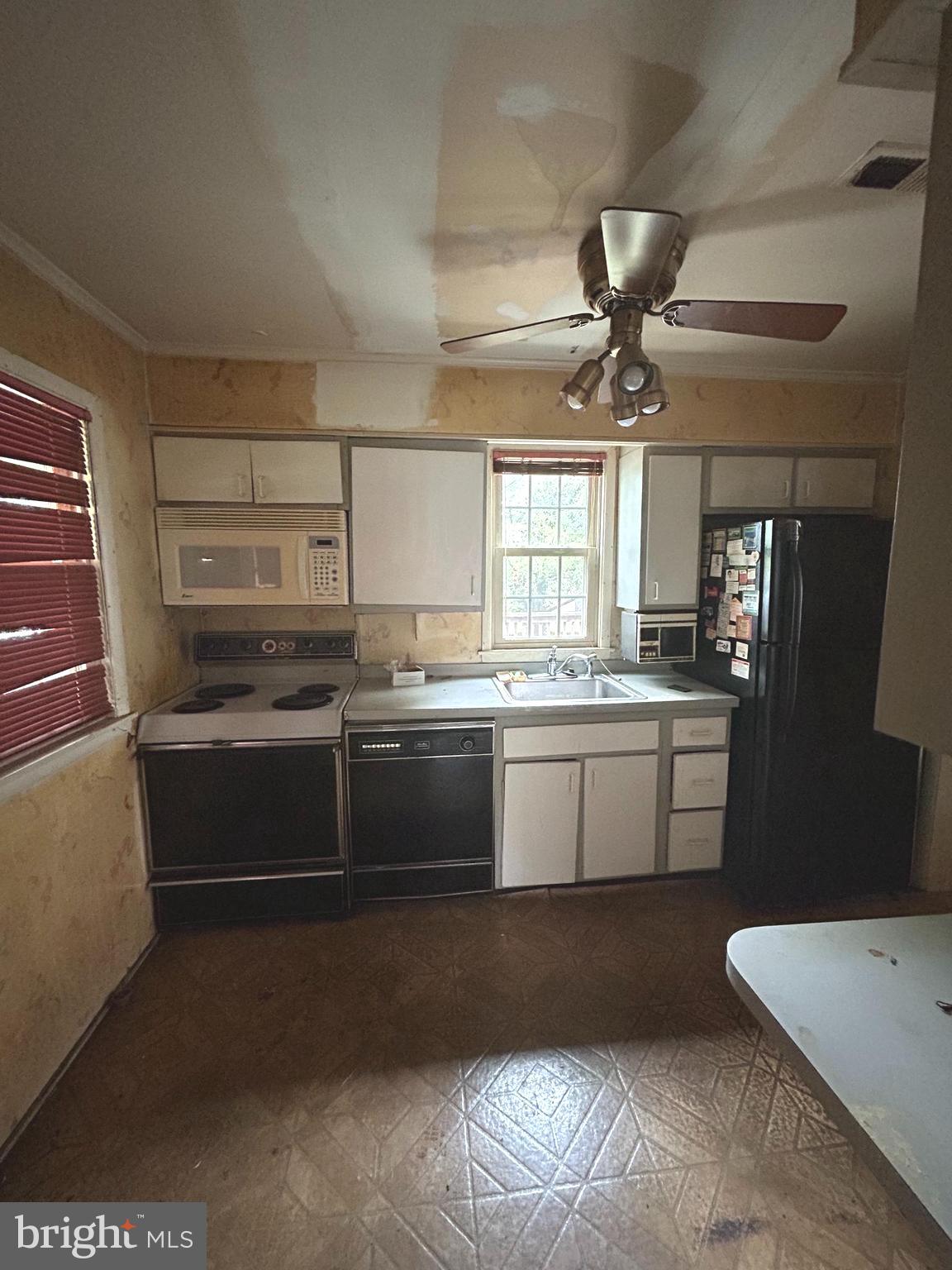 COLONIAL VILLAGE - Residential