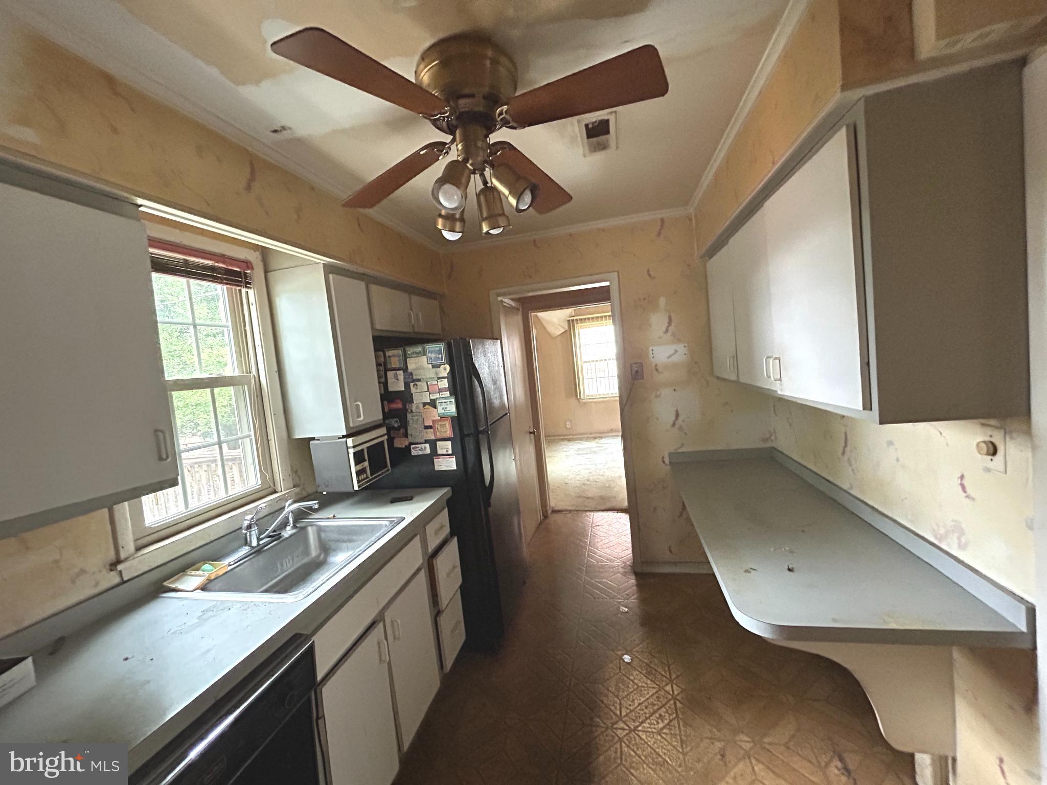 COLONIAL VILLAGE - Residential