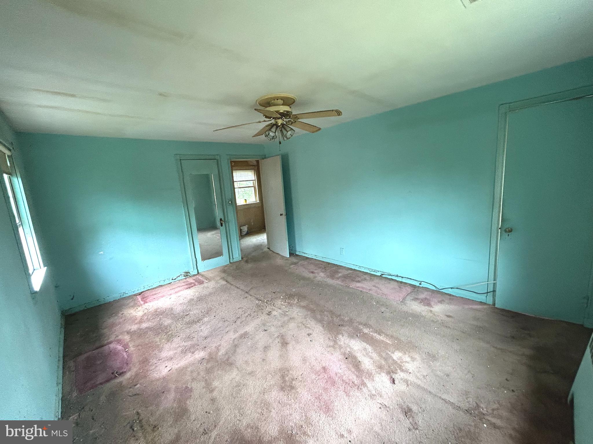 COLONIAL VILLAGE - Residential