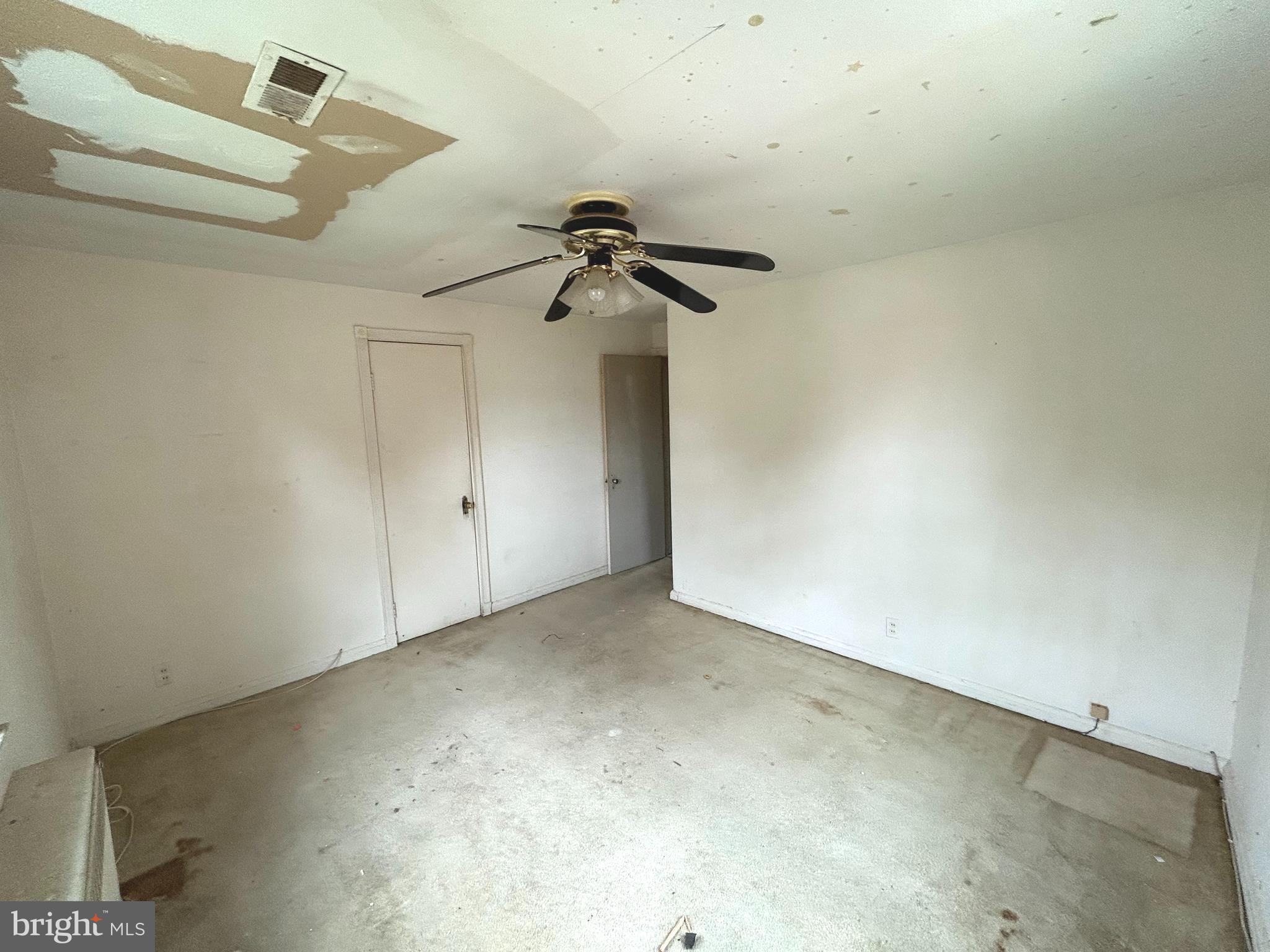 COLONIAL VILLAGE - Residential