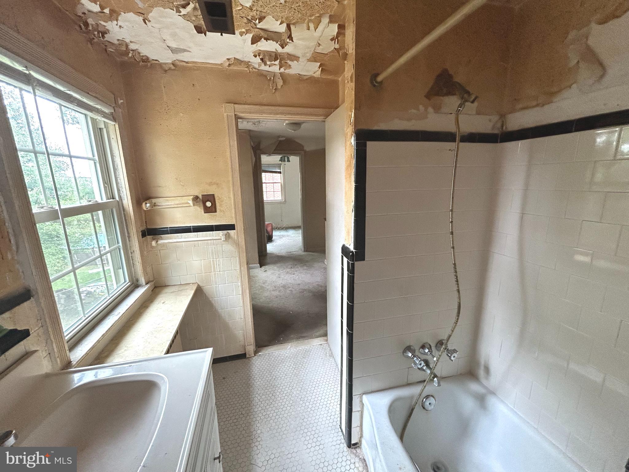 COLONIAL VILLAGE - Residential