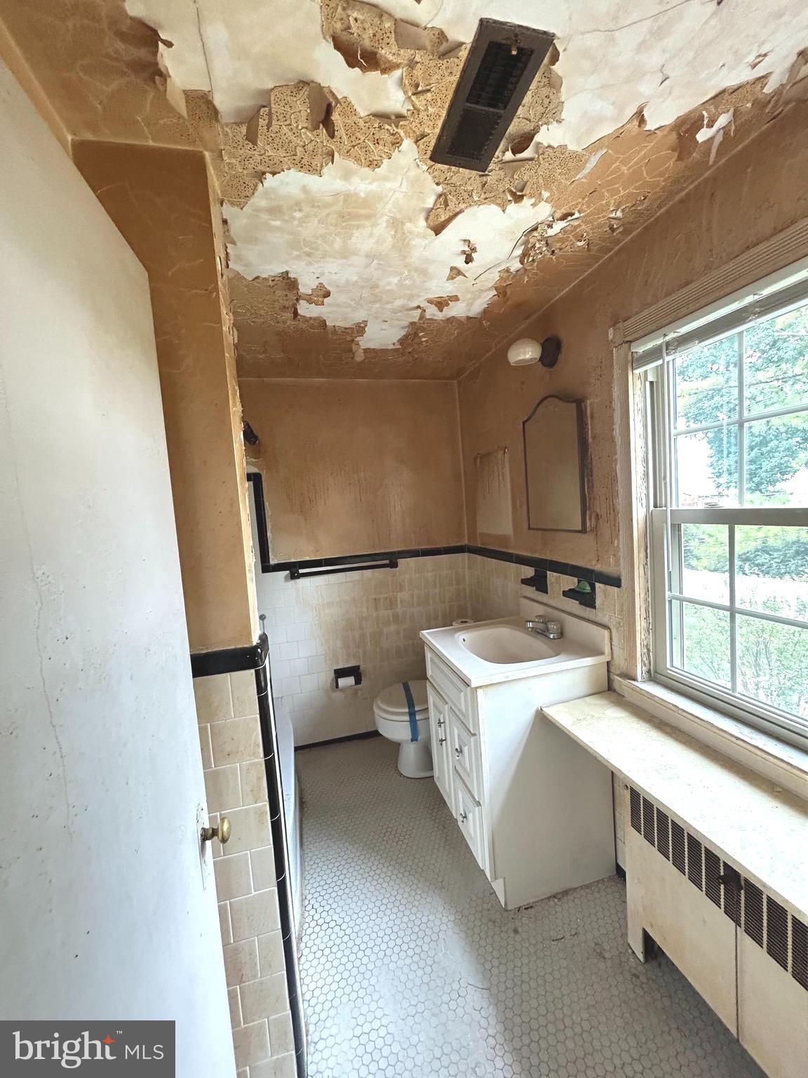 COLONIAL VILLAGE - Residential