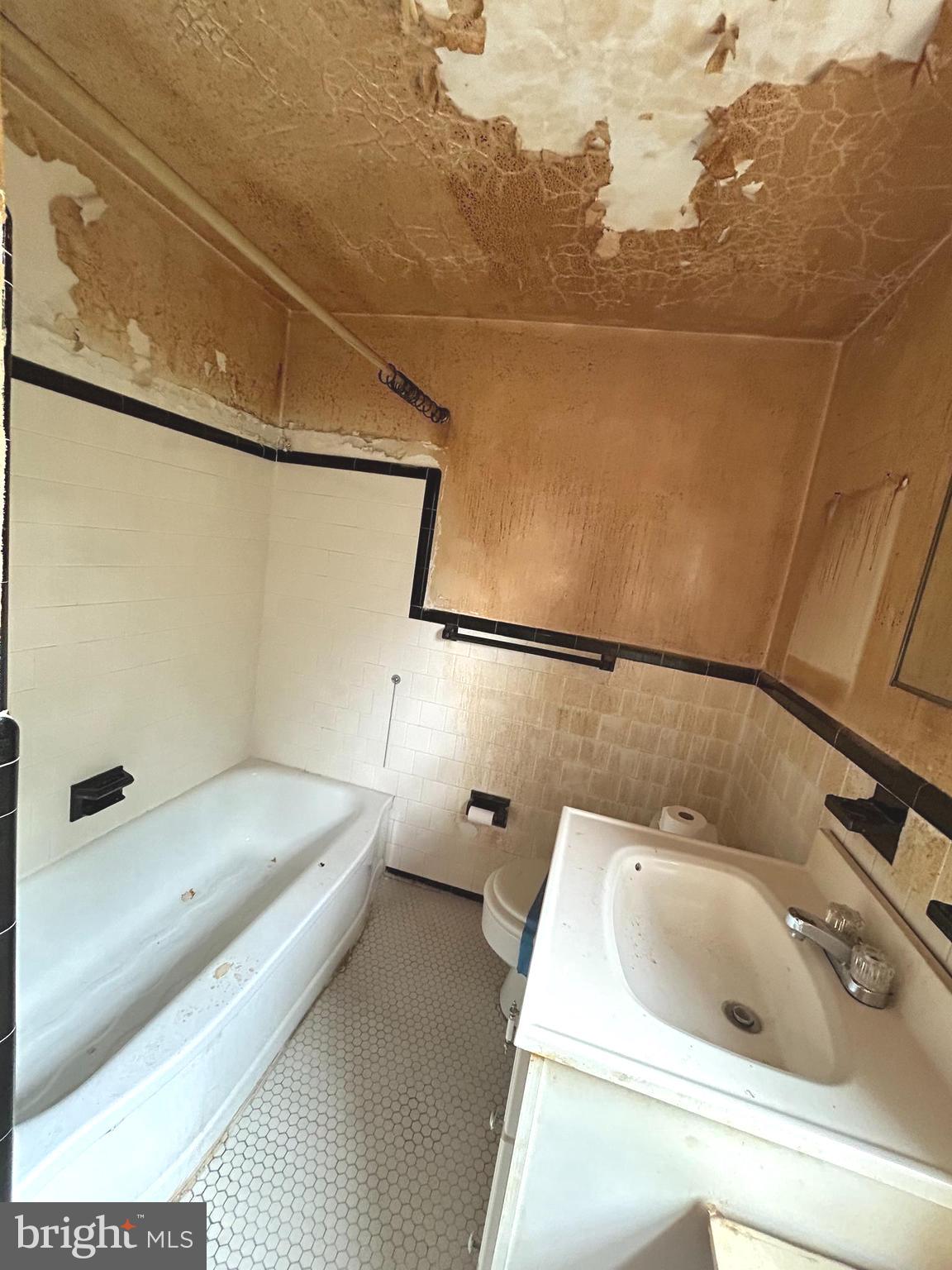 COLONIAL VILLAGE - Residential