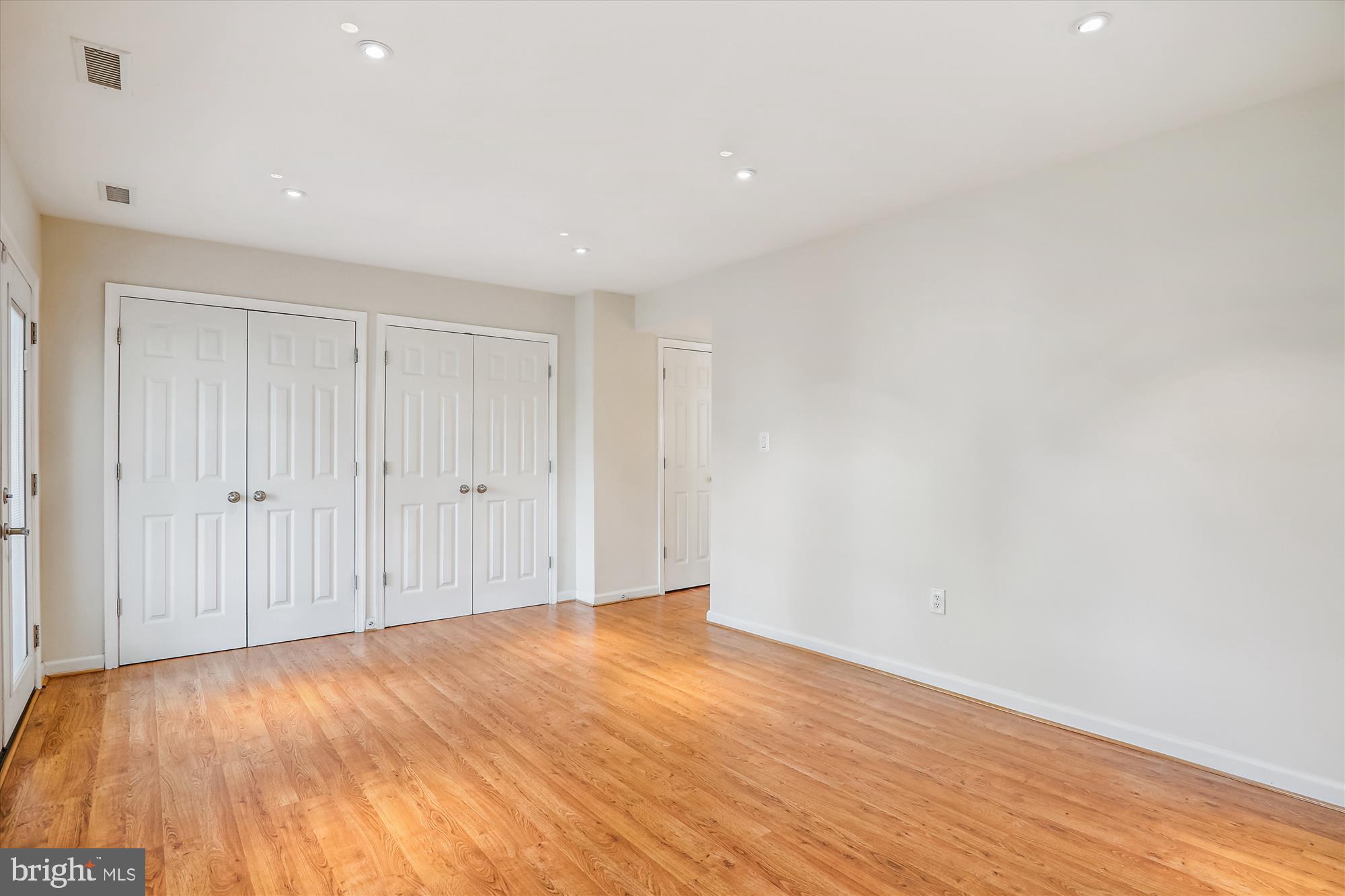 COLLEGE SQUARE - Residential