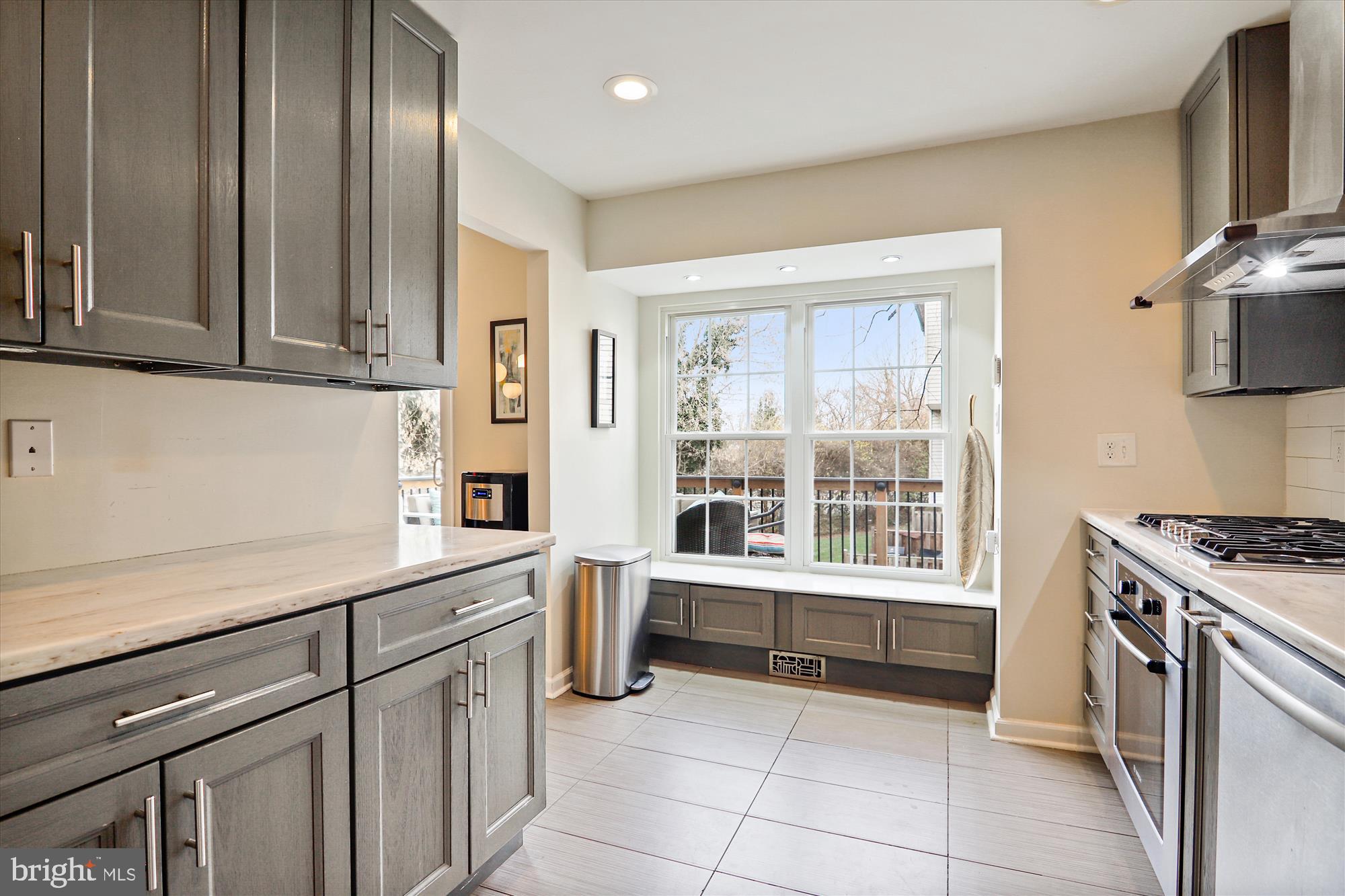 COLLEGE SQUARE - Residential