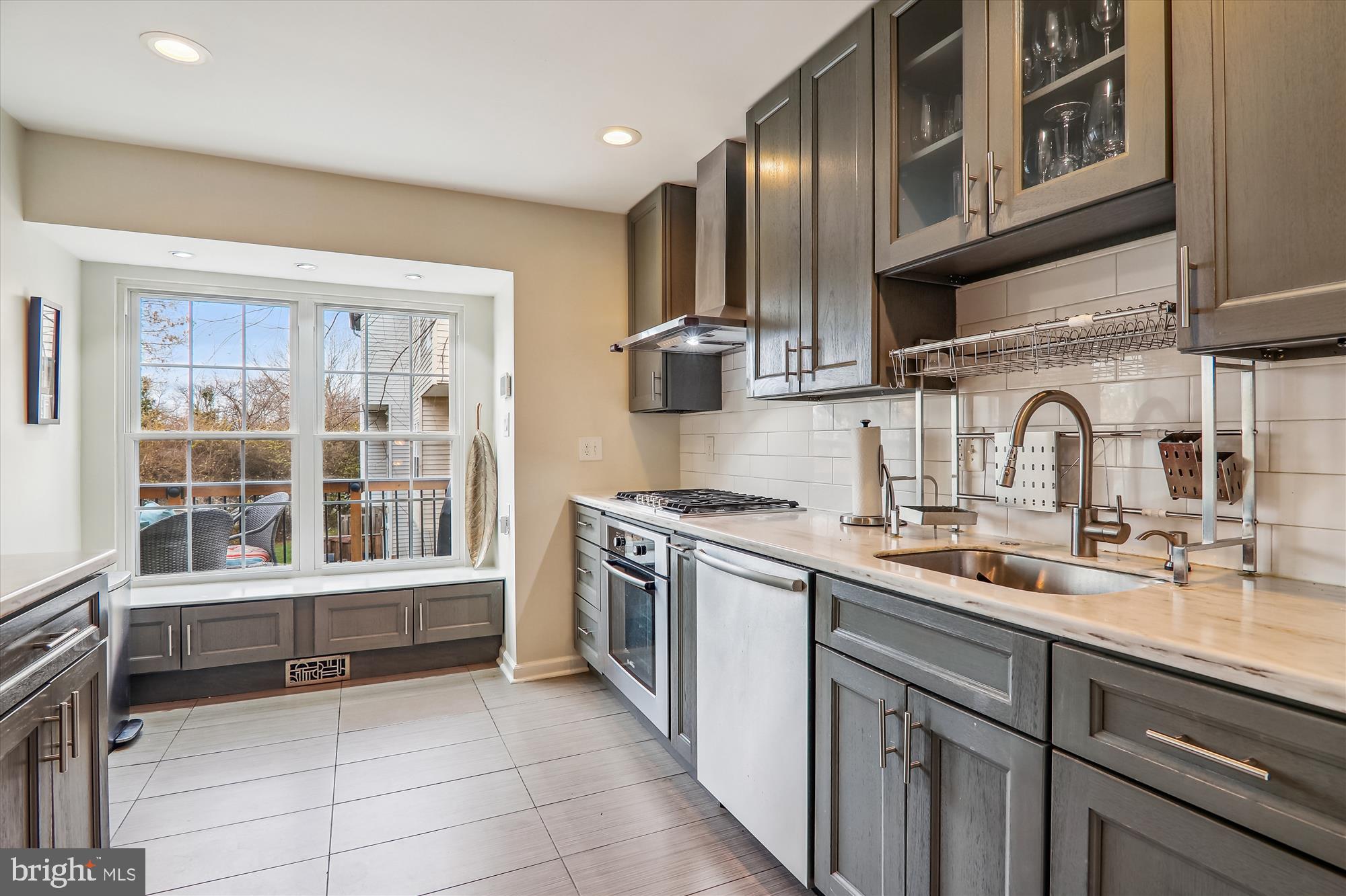 COLLEGE SQUARE - Residential