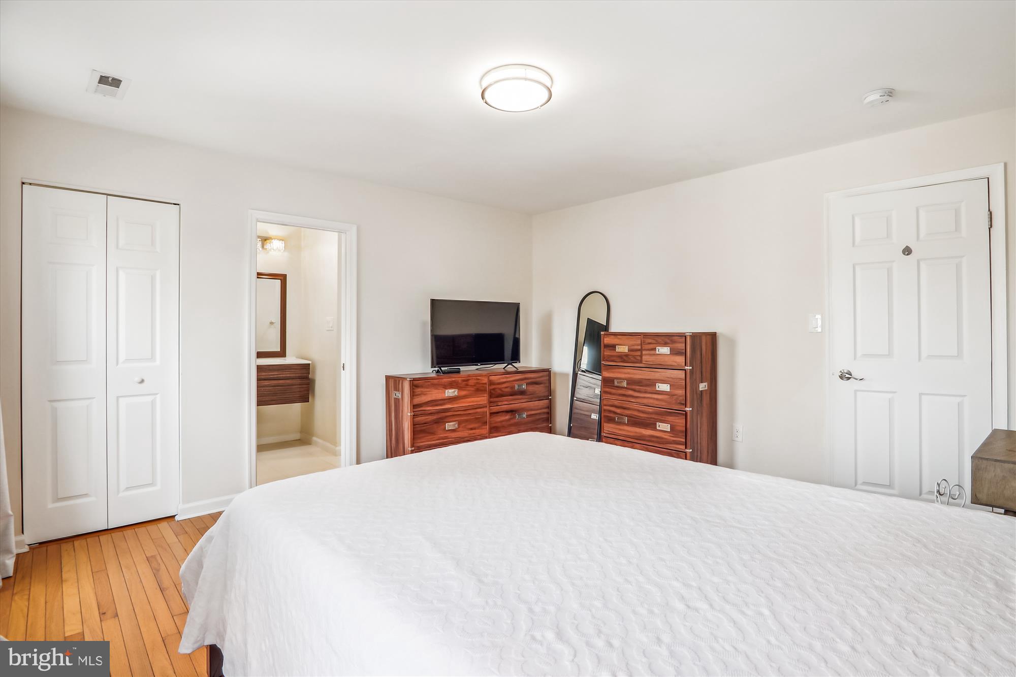 COLLEGE SQUARE - Residential