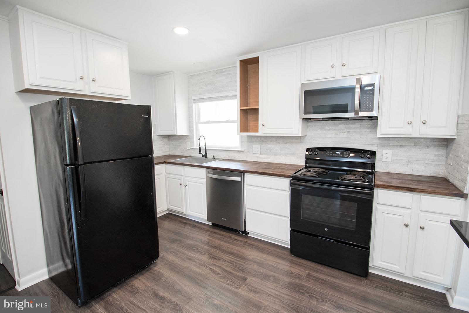 BAREFOOT ACRES - Residential