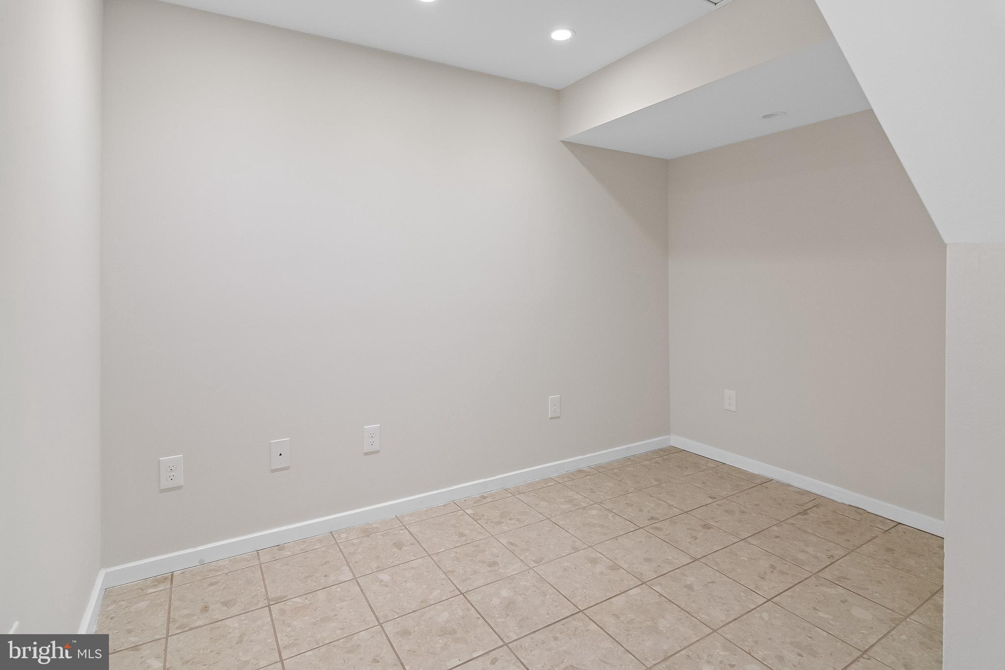 CONSTANT FRIENDSHIP - Residential