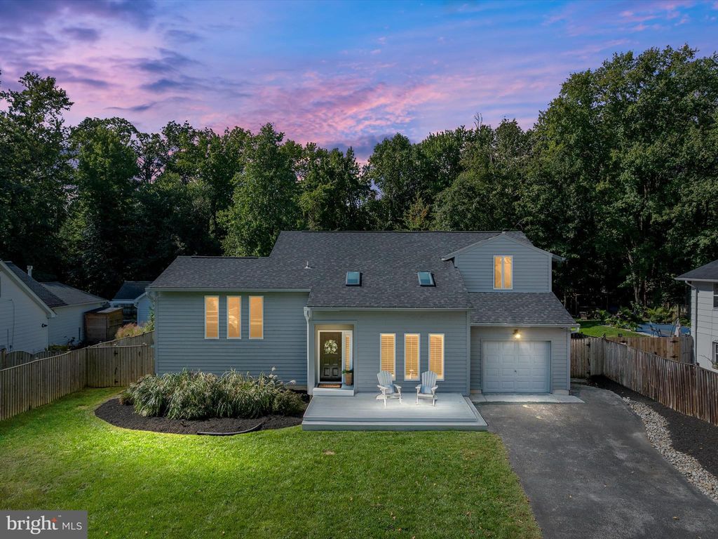 Photo of 1004 - A Harbor Drive, ANNAPOLIS, MD 21403 (MLS # MDAA2127556)