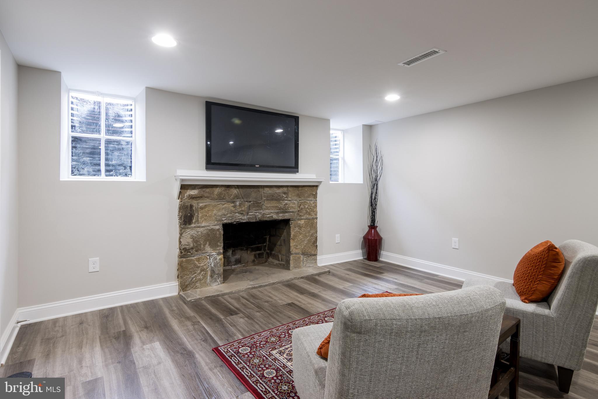 TEN HILLS - Residential