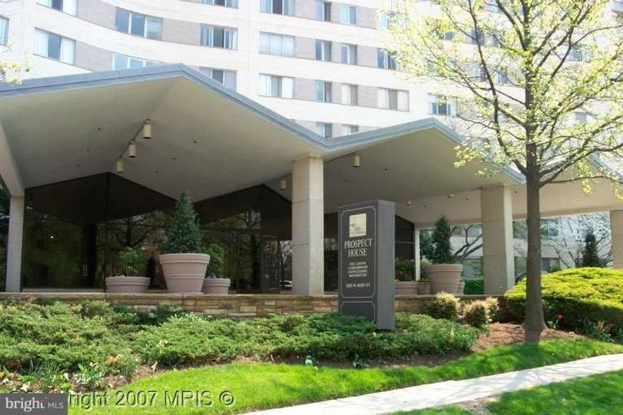 SPAC.ONE BR DUPLEX W/DRAMATIC FLOOR PLAN. 13 FT.CEIL IN LR. WALL OF GLASS OPENS TO LARGE PRIV PATIO W/ VU OF GARDENS.GREAT CLOSET SPACE. ASSIGNED PKG. IN LUX. CONDO W/EX.RM., OLYMPIC STYLE POOL, 24 HR. DESK, GROC.STORE &SECURITY .GREAT LOCATION-  5 BLKS TO ROSSLYN METRO, 2 BLKS TO PARK, WALK TO SHOPS. FEEL OF COUNTRY BUT IN THE CITY. SHOWS WELL. READY FOR MOVE IN.  FURNITURE CONVEYS.