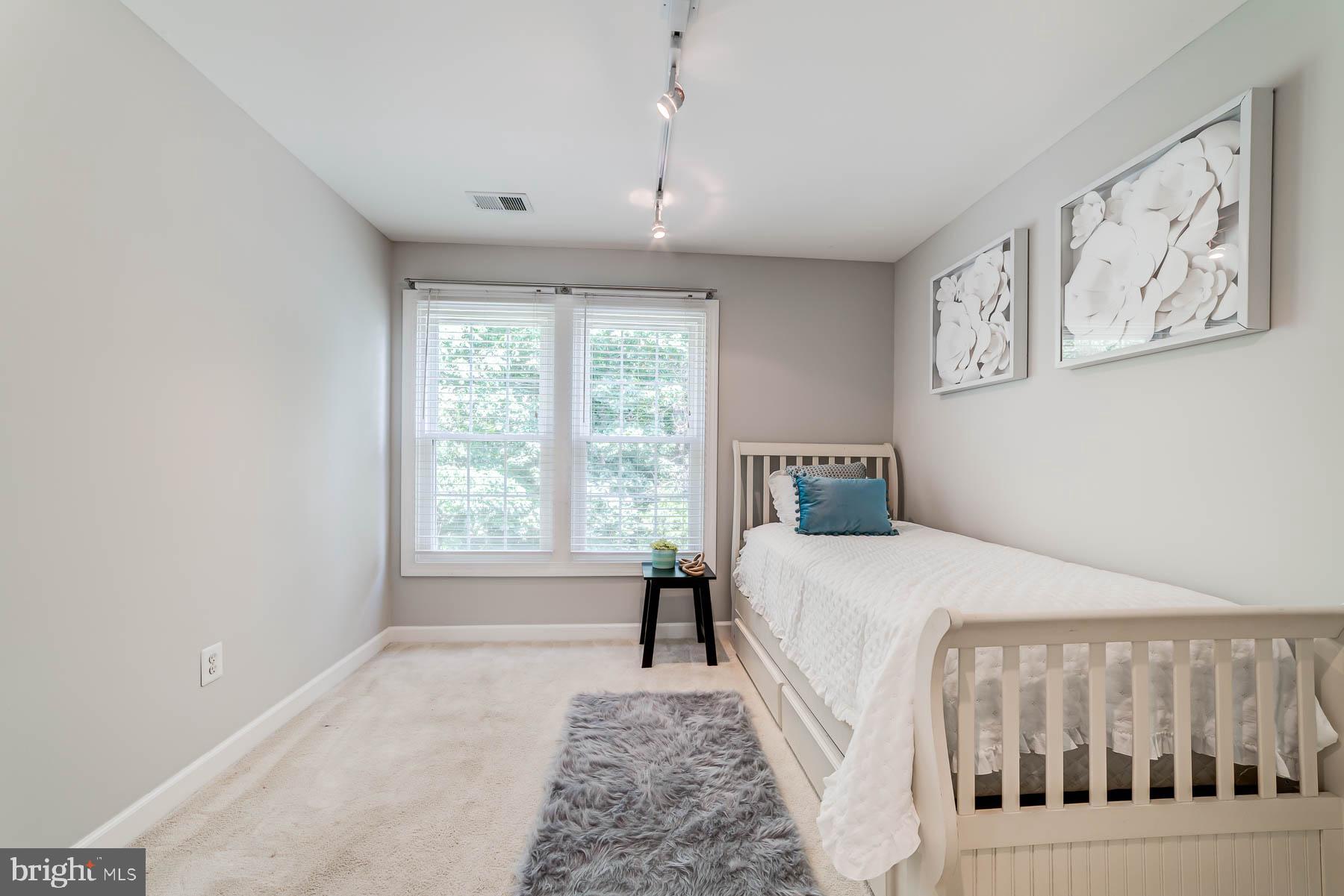 FAIR LAKES GLEN - Residential