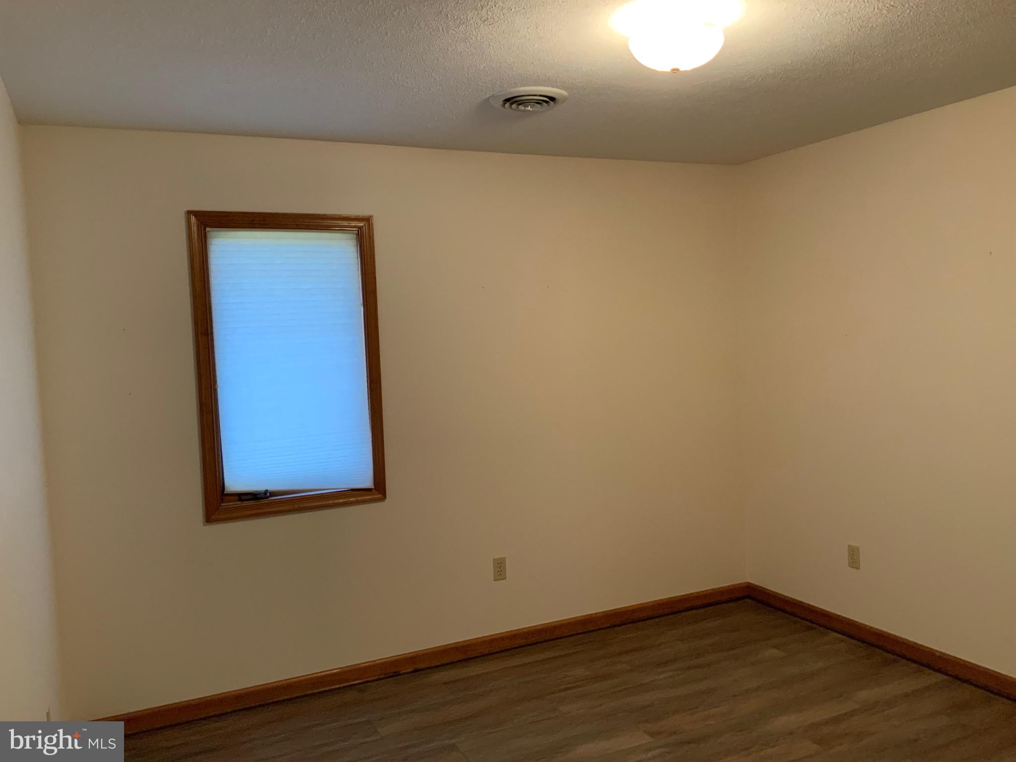 CHENOWETH HILLS - Residential Lease