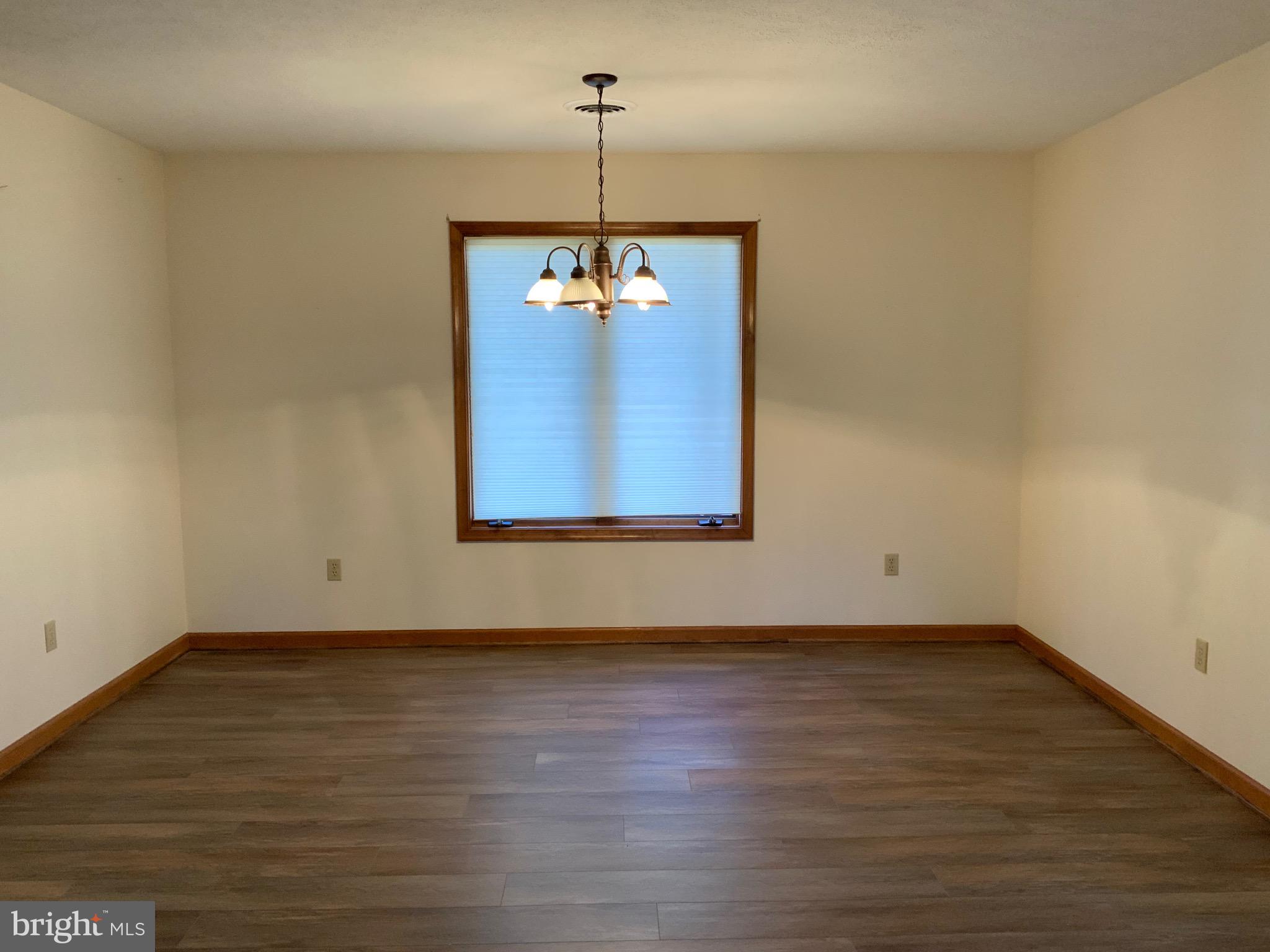 CHENOWETH HILLS - Residential Lease