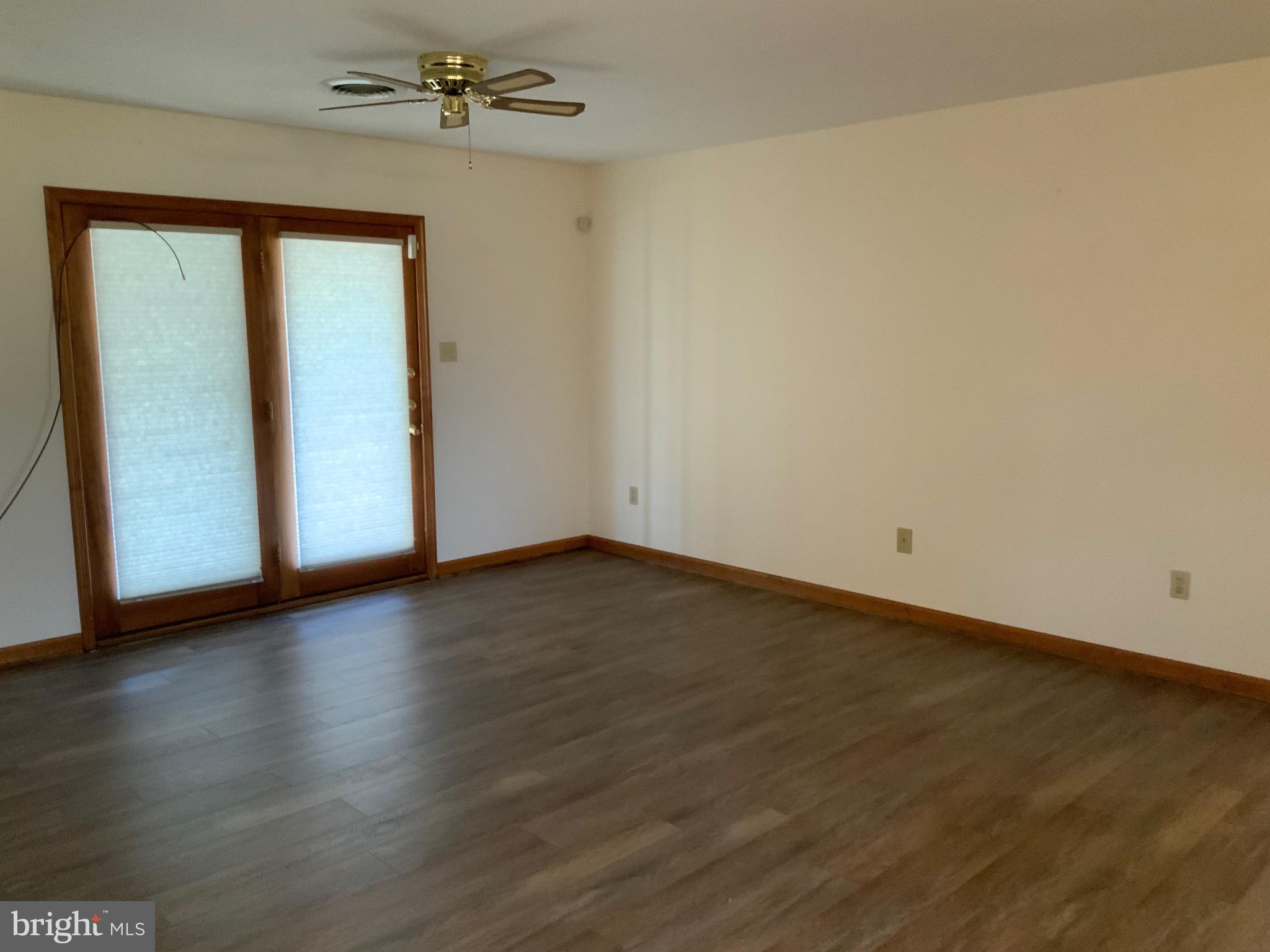 CHENOWETH HILLS - Residential Lease