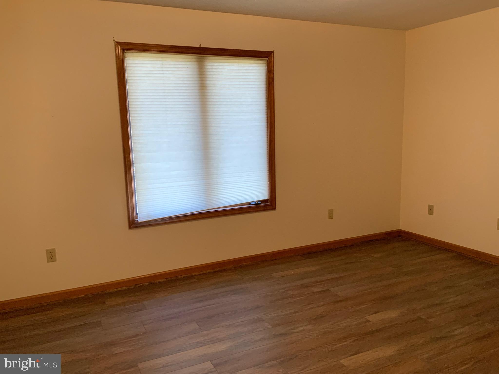 CHENOWETH HILLS - Residential Lease