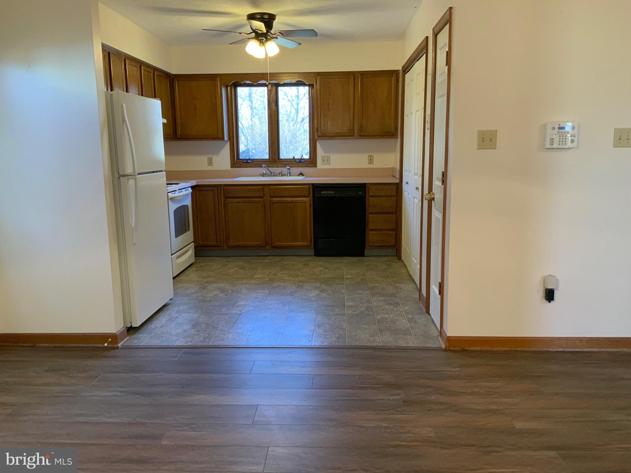 CHENOWETH HILLS - Residential Lease