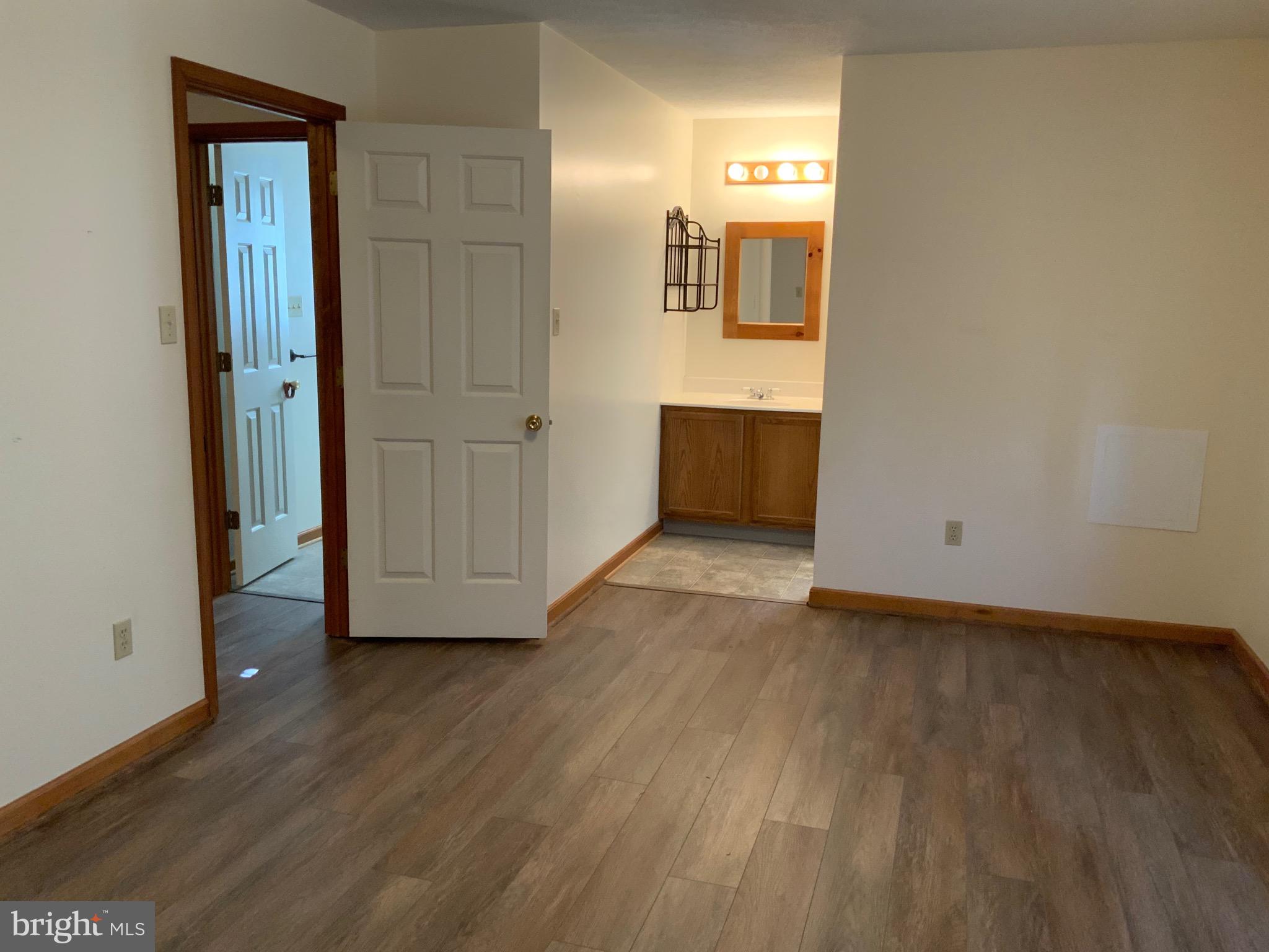 CHENOWETH HILLS - Residential Lease