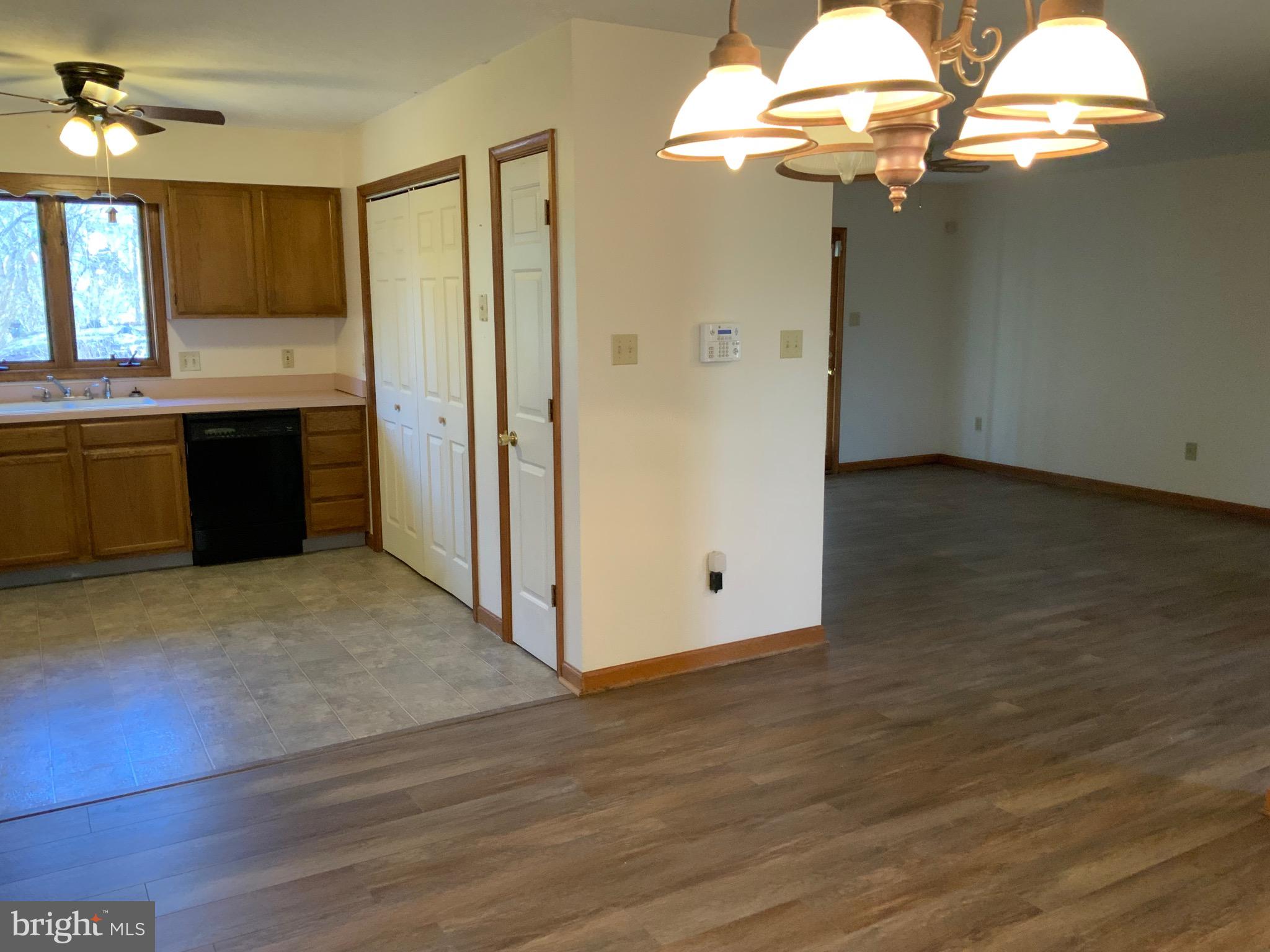 CHENOWETH HILLS - Residential Lease