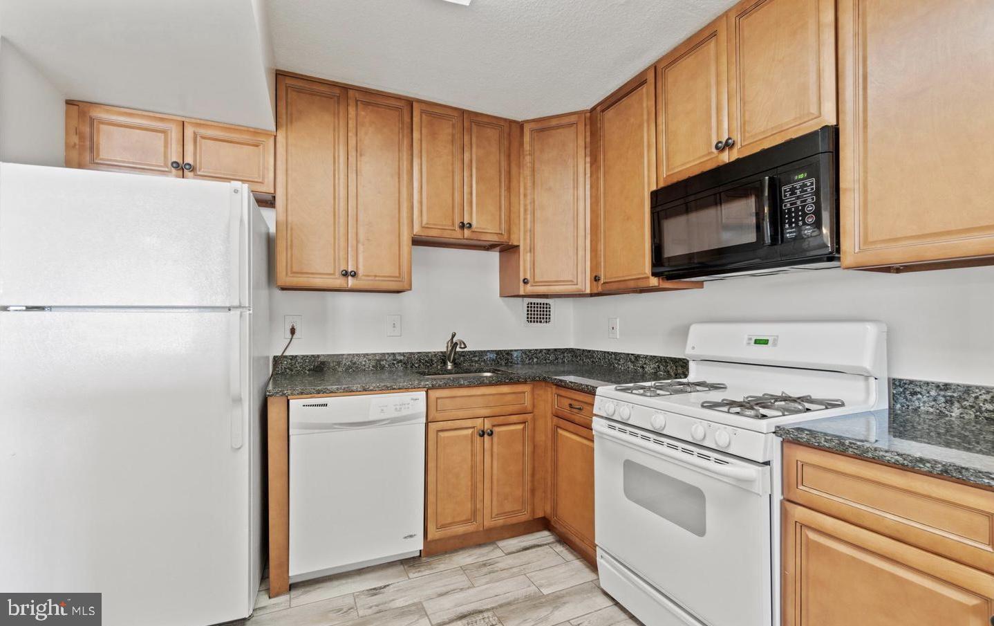 AMERICANA CENTRE - Residential Lease