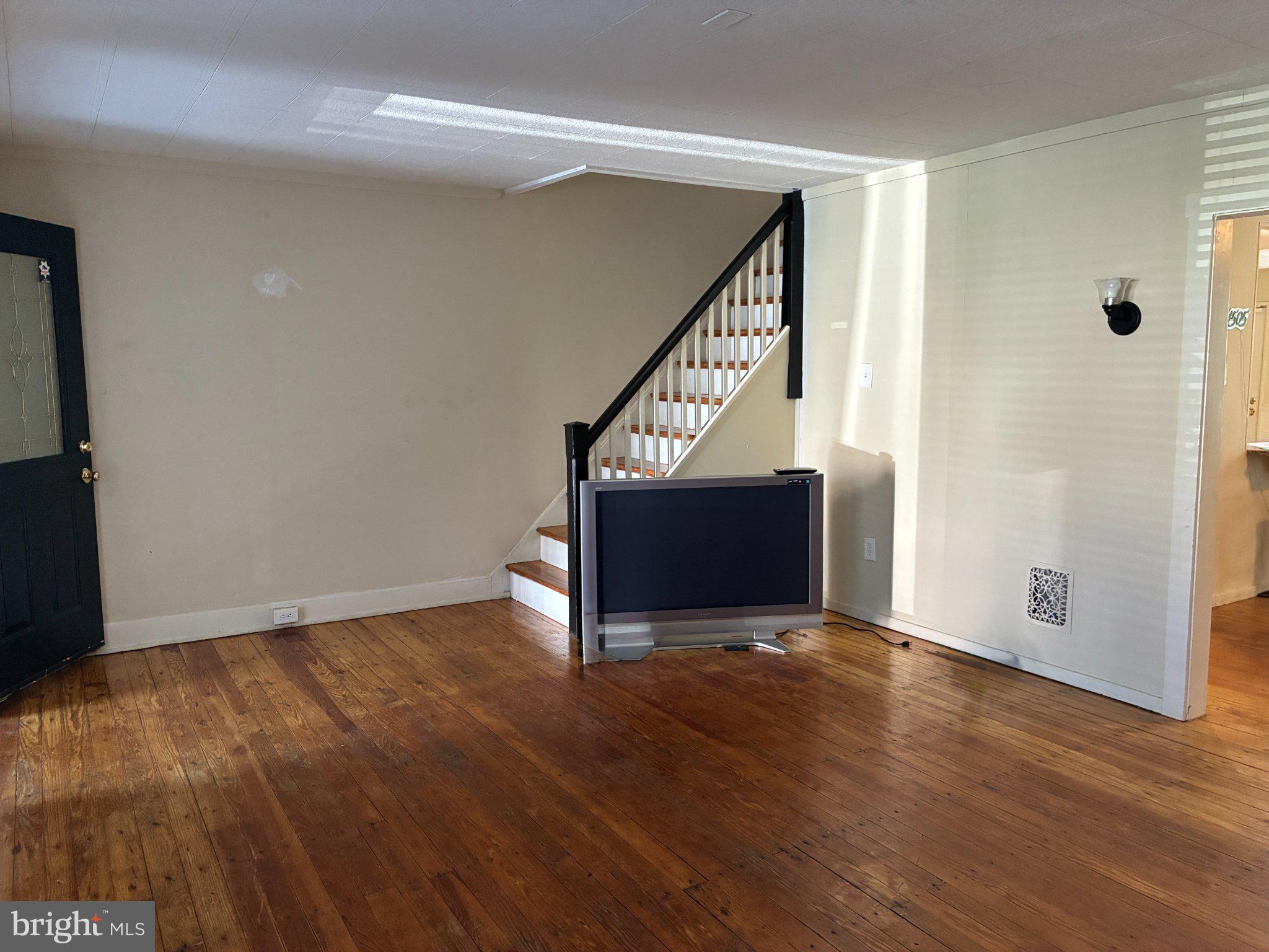 1505 RIDLEY AVENUE