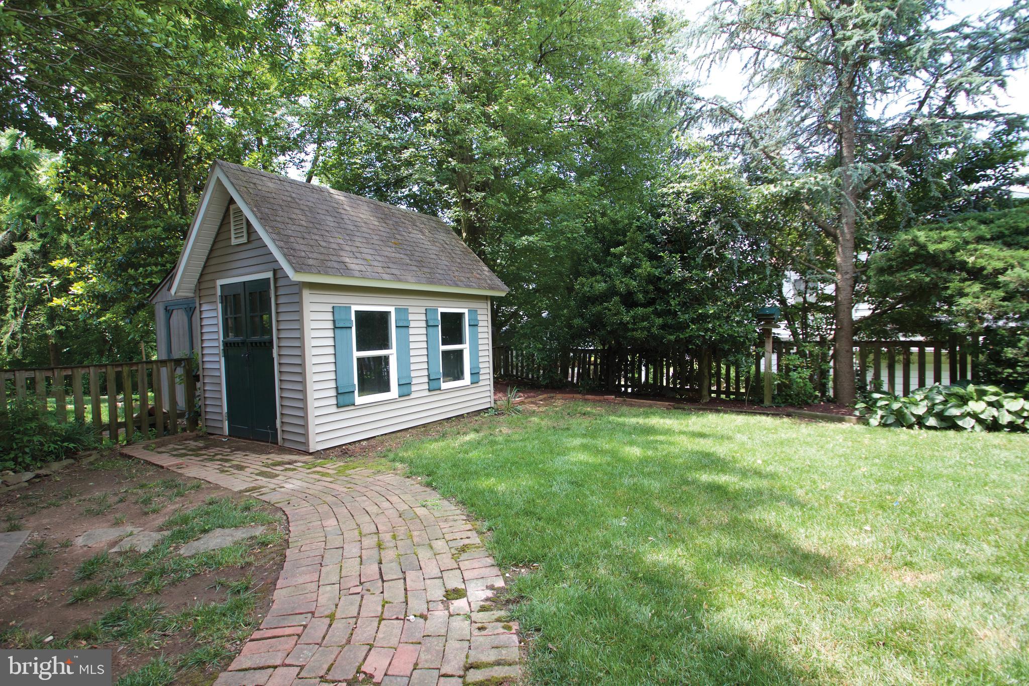 MANOR LAKE - Residential