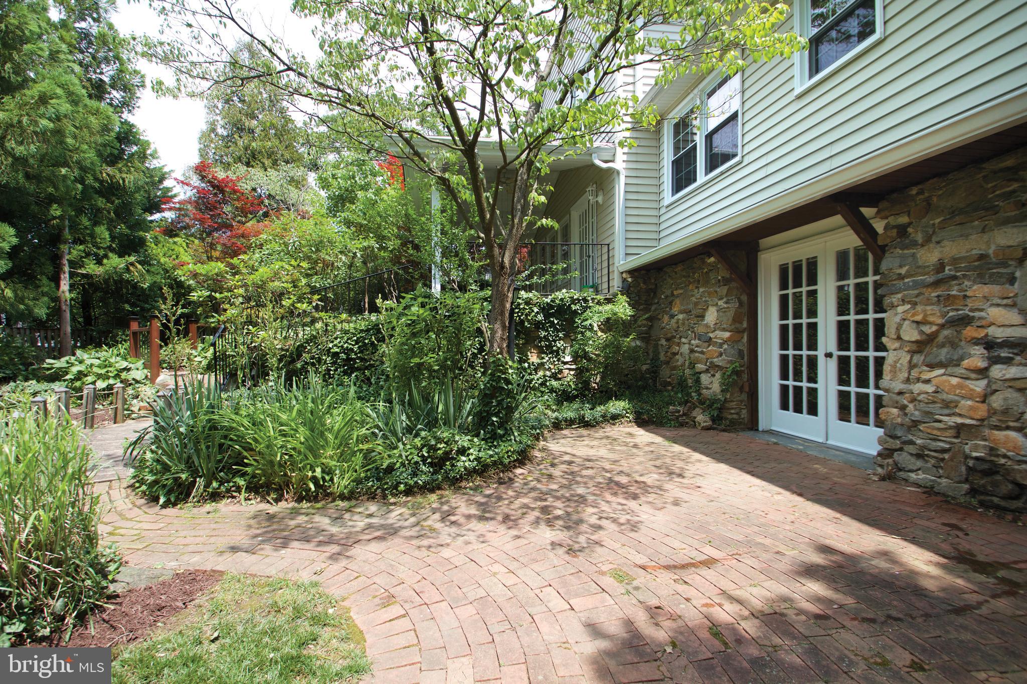 MANOR LAKE - Residential