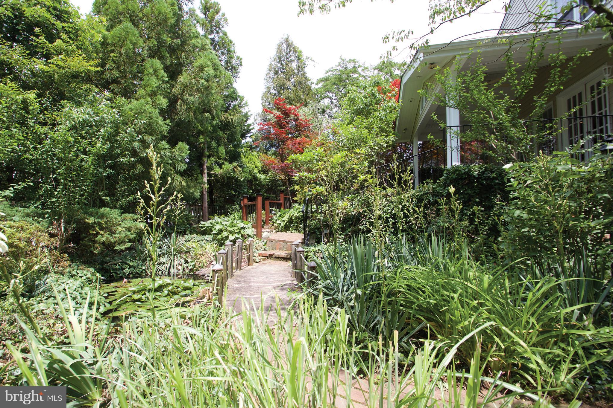 MANOR LAKE - Residential