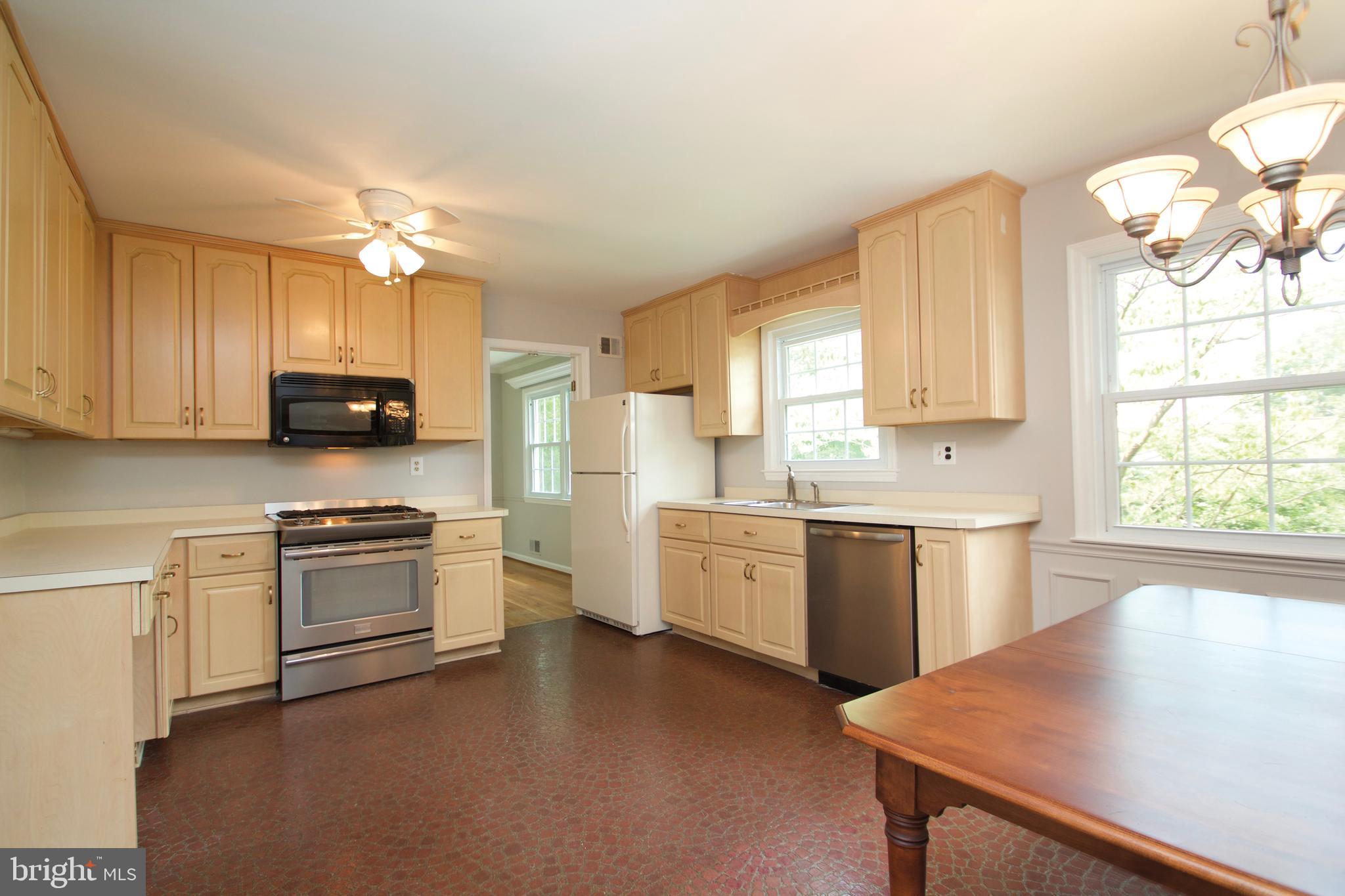 MANOR LAKE - Residential