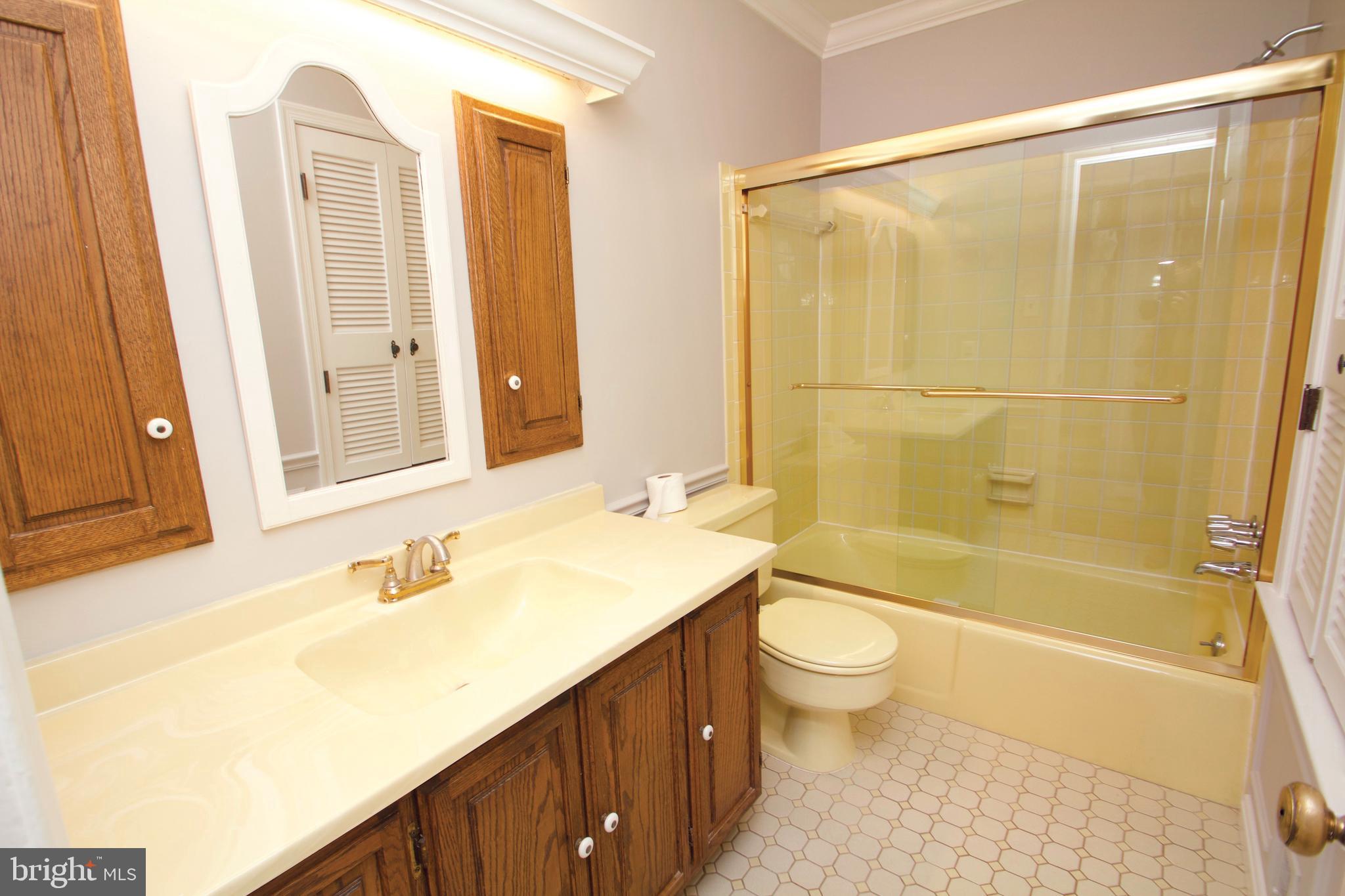 MANOR LAKE - Residential