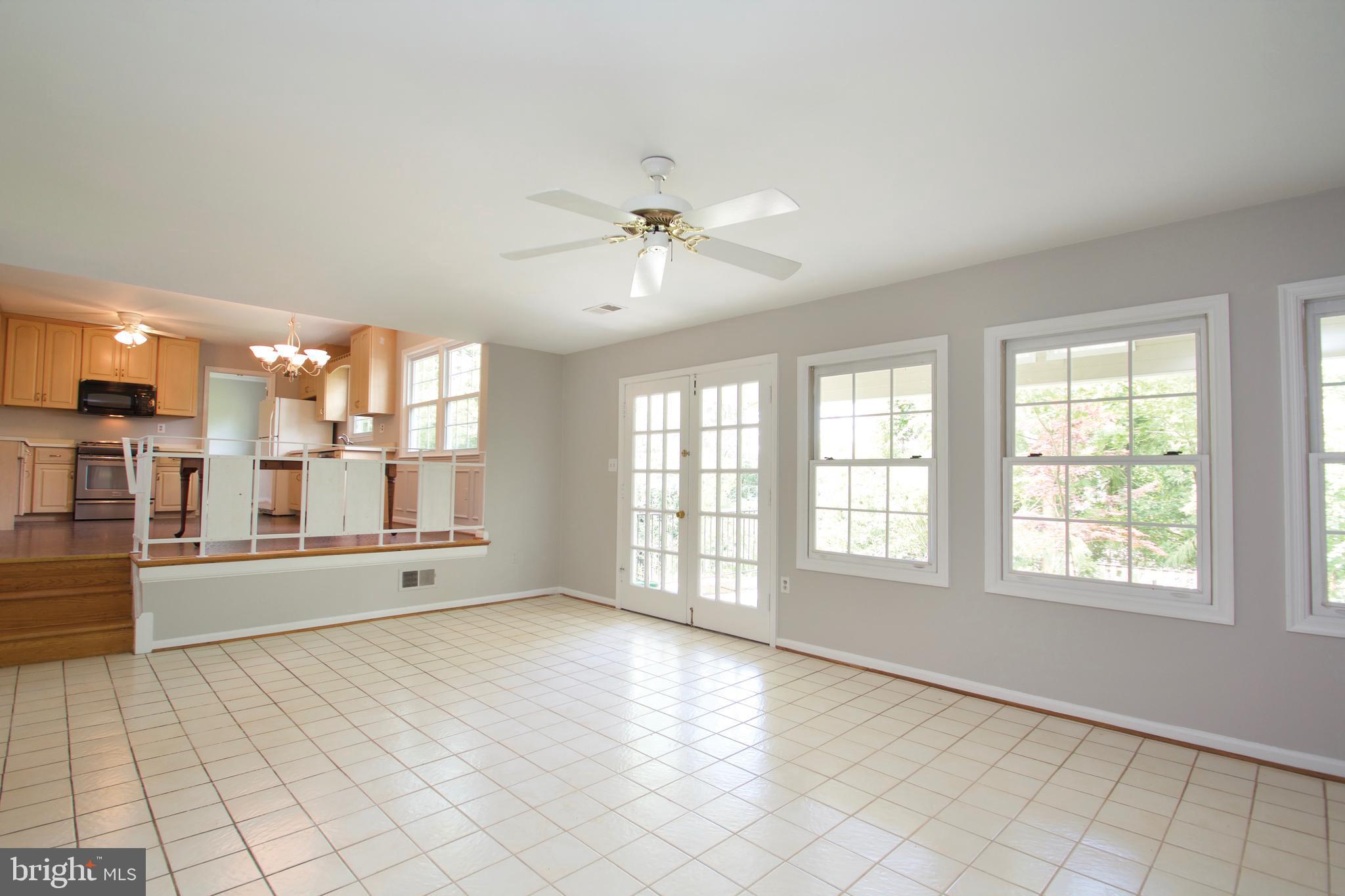 MANOR LAKE - Residential