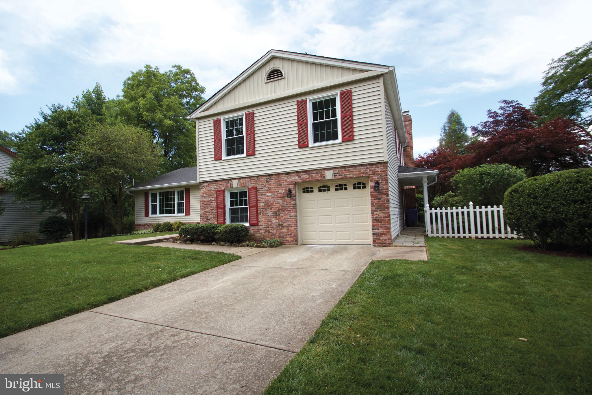 MANOR LAKE - Residential