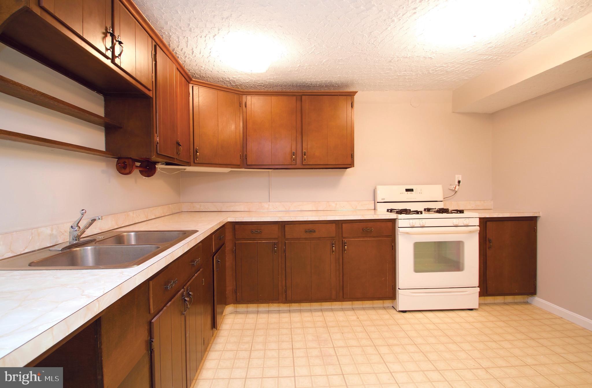 MANOR LAKE - Residential