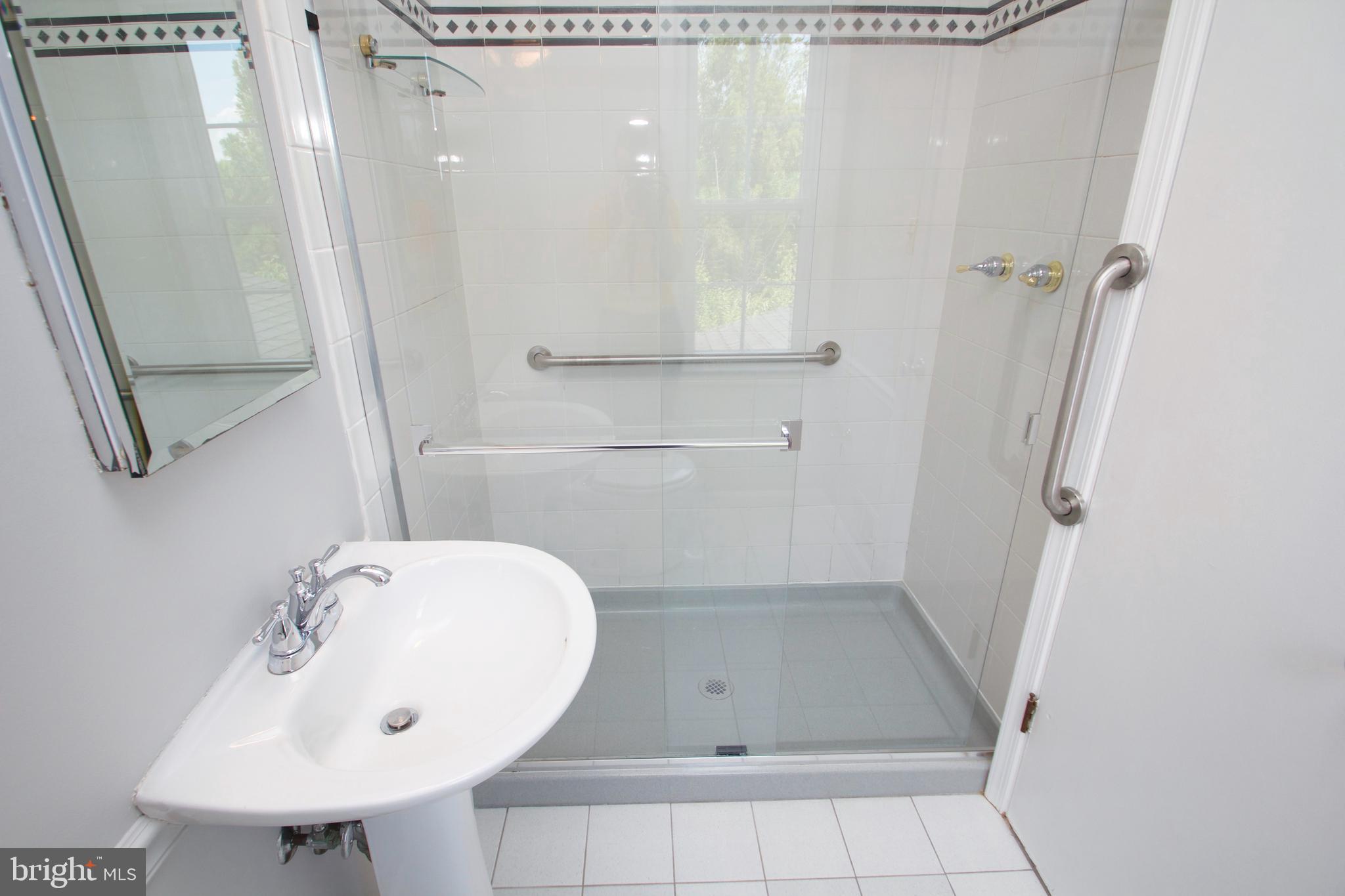 MANOR LAKE - Residential