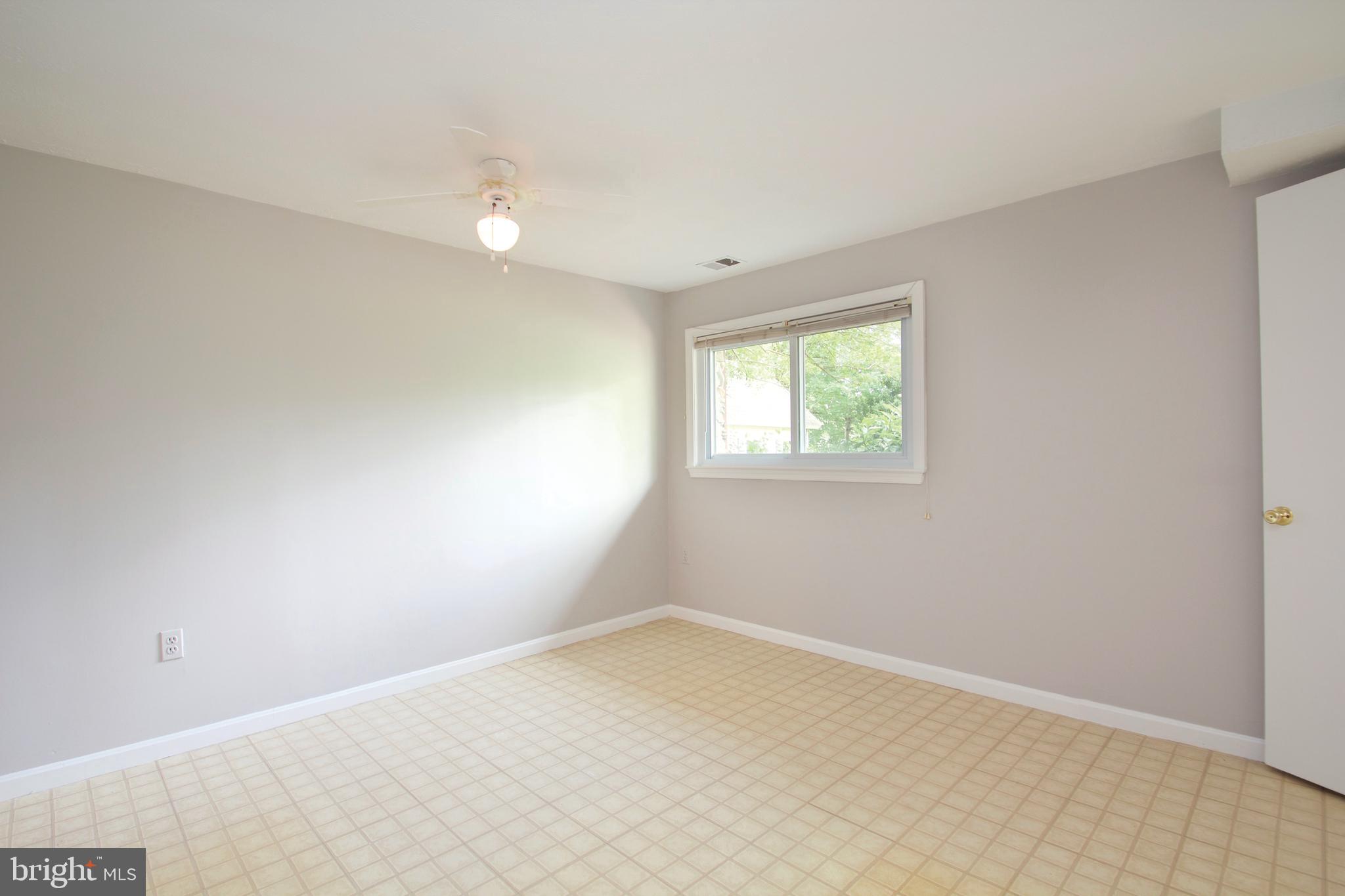 MANOR LAKE - Residential