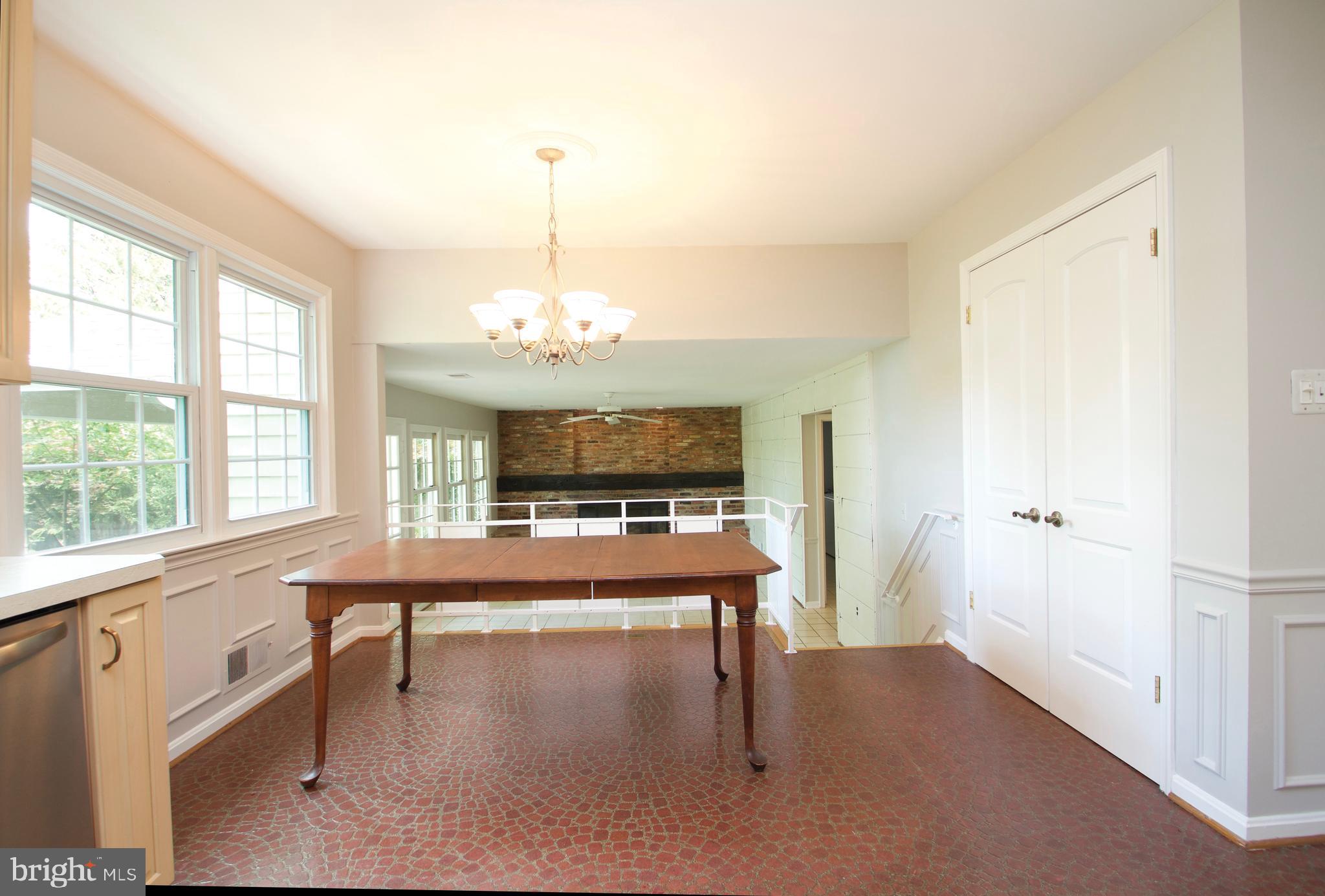 MANOR LAKE - Residential