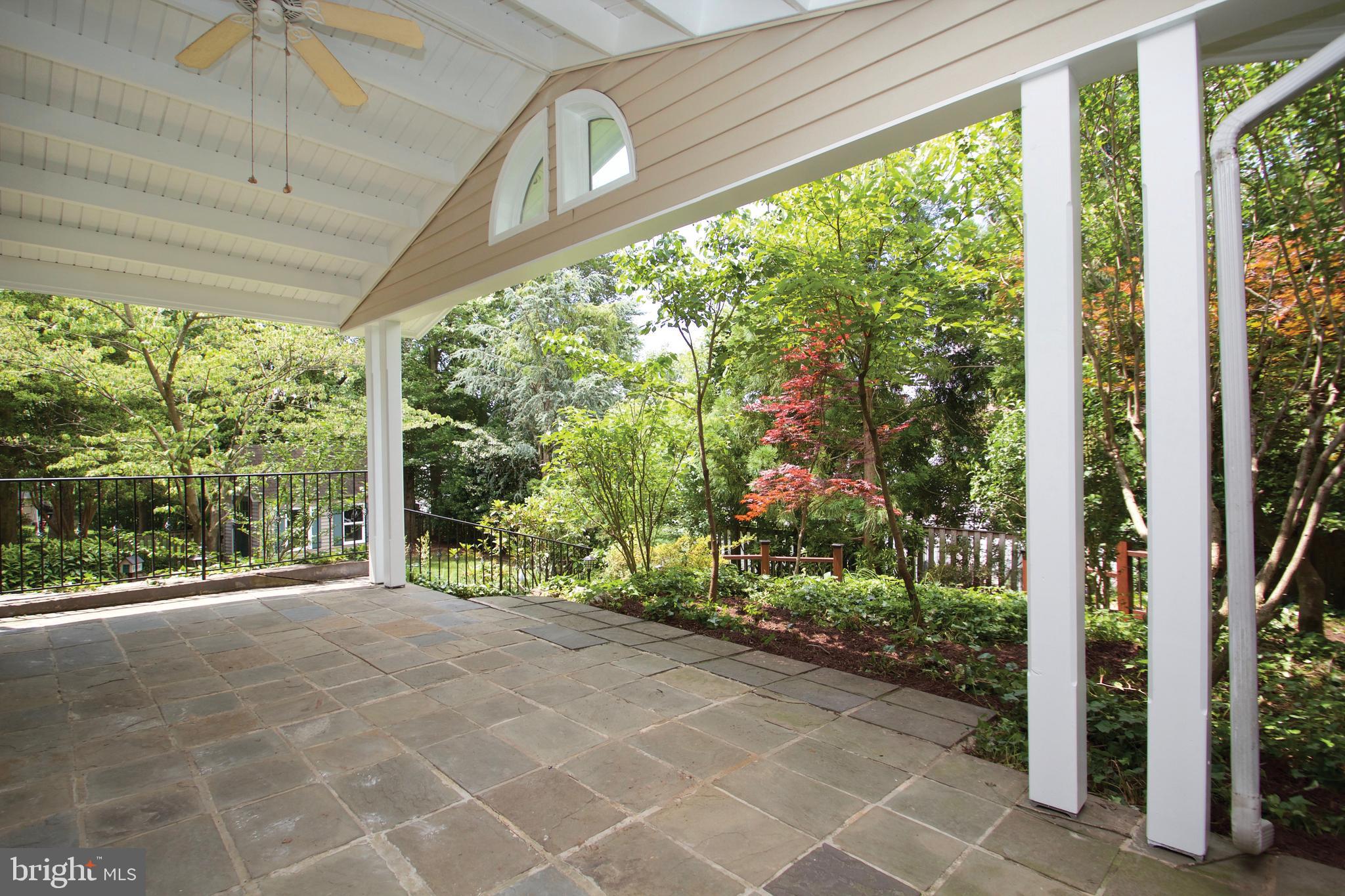 MANOR LAKE - Residential