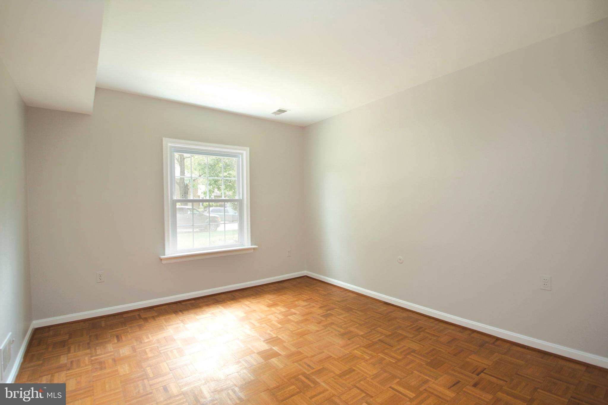 MANOR LAKE - Residential