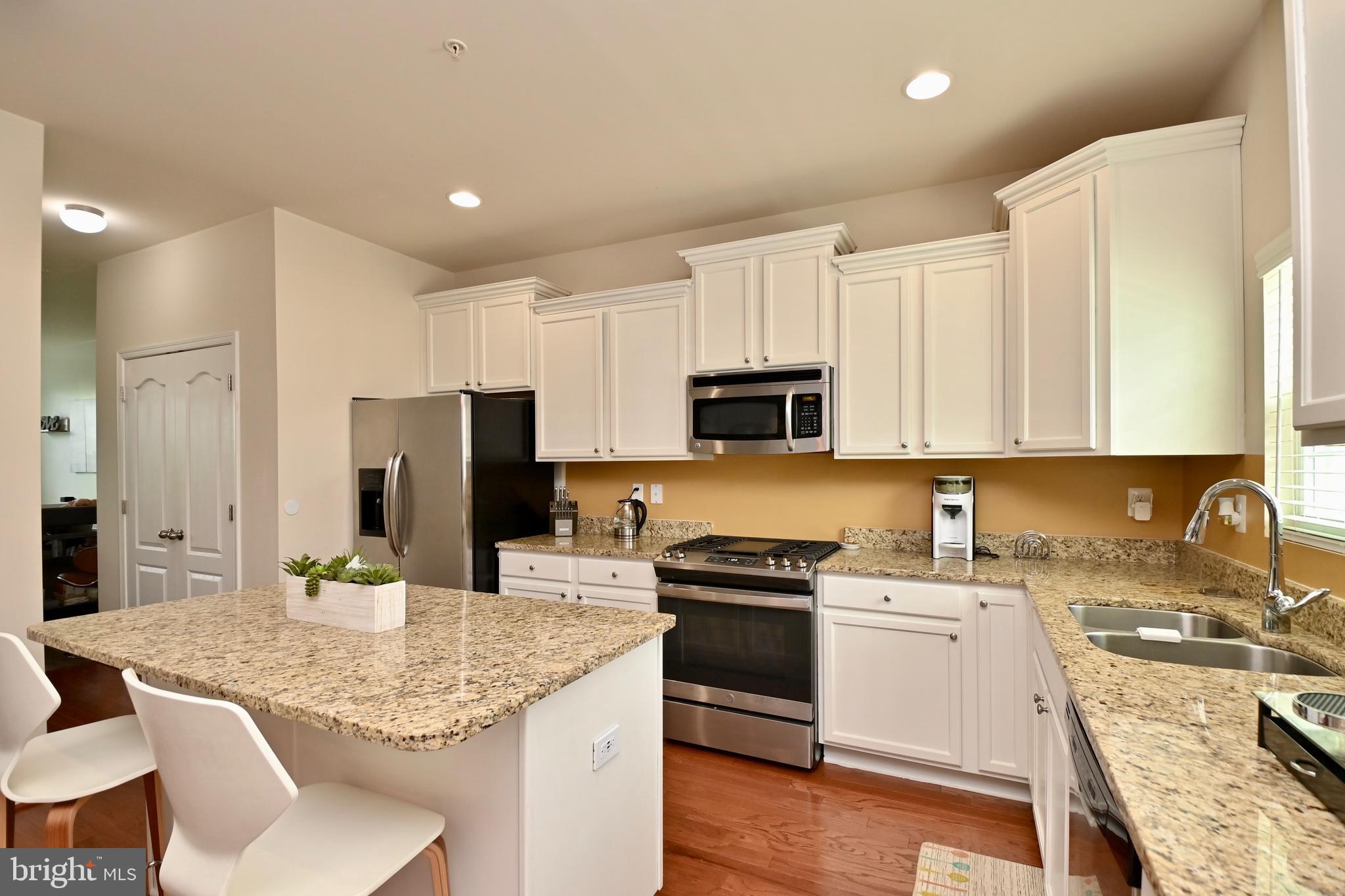 CHELSEA MANOR - Residential