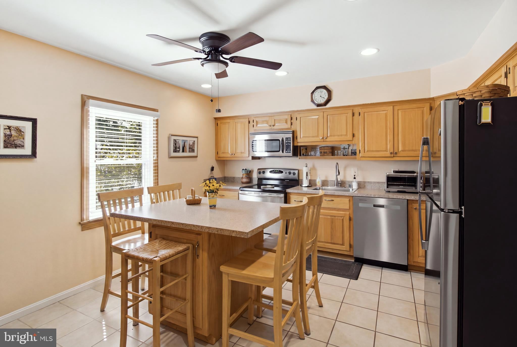 6 CARRIAGE WALK COURT