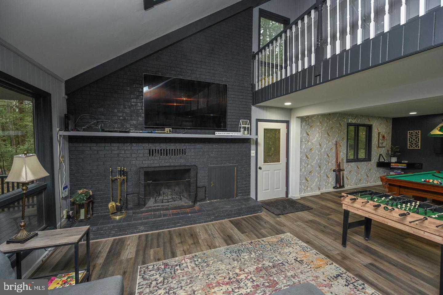 285 LAKESHORE DRIVE