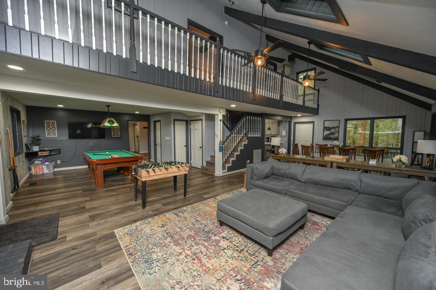 285 LAKESHORE DRIVE