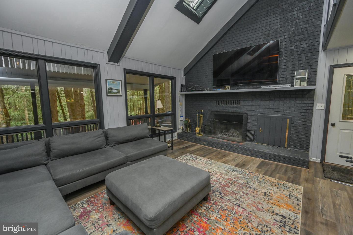 285 LAKESHORE DRIVE