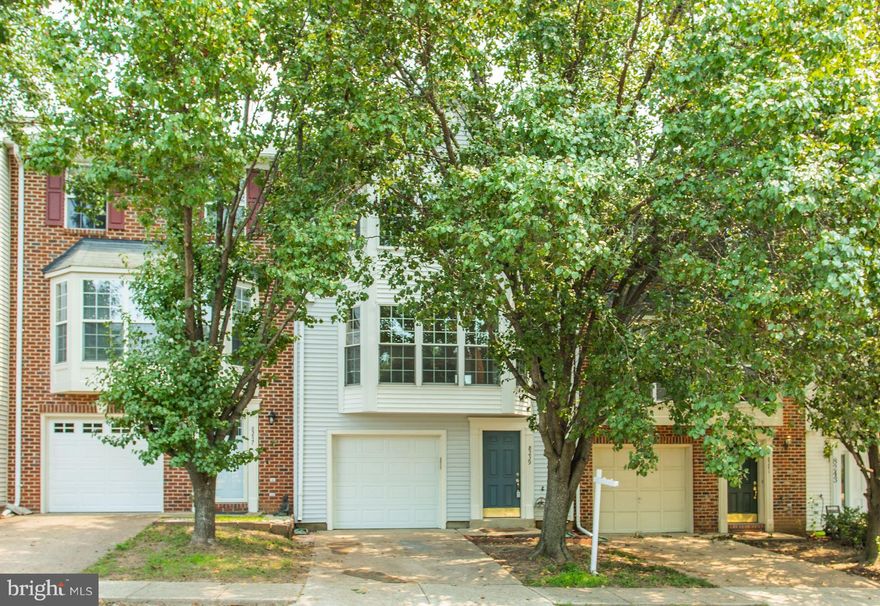 Must See!! Freshly painted 3 Level Townhome w/1 Car Garage! Beautiful & Move In Ready. Lower Level  has walk out Family Rm to Patio & Fenced In Backyard. Large Deck w/Stairs. Bright & Open Kitchen w/Corian Counters. Living Rm w/Wood-Burning Fire Place. Separate Dining Area. Master Bedroom w/Vaulted Ceiling and large closet. Great Location, Shops, Restaurants & I-66.Memebership @ Bull Run Swim Club