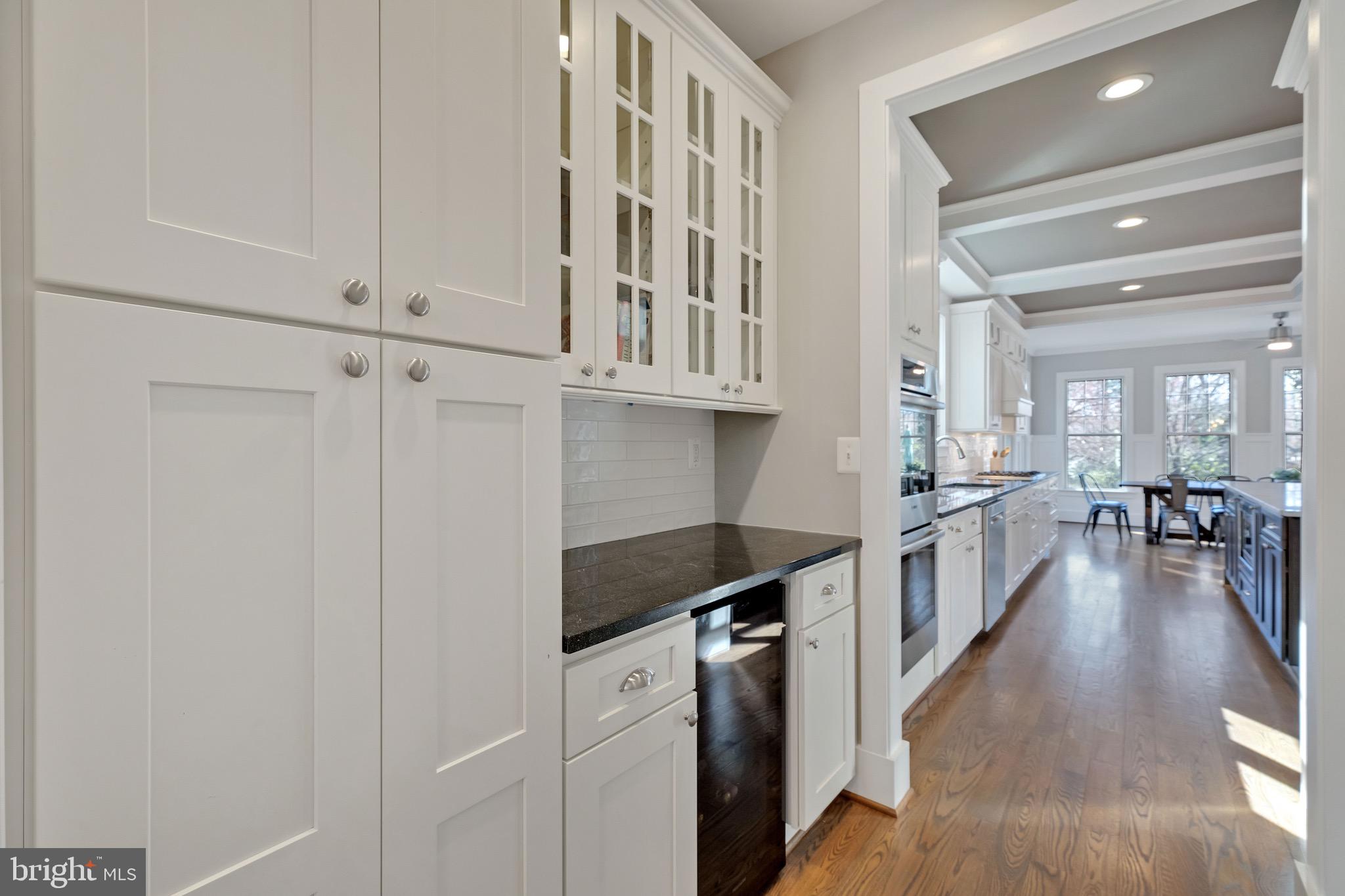 COUNTRY CLUB MANOR - Residential