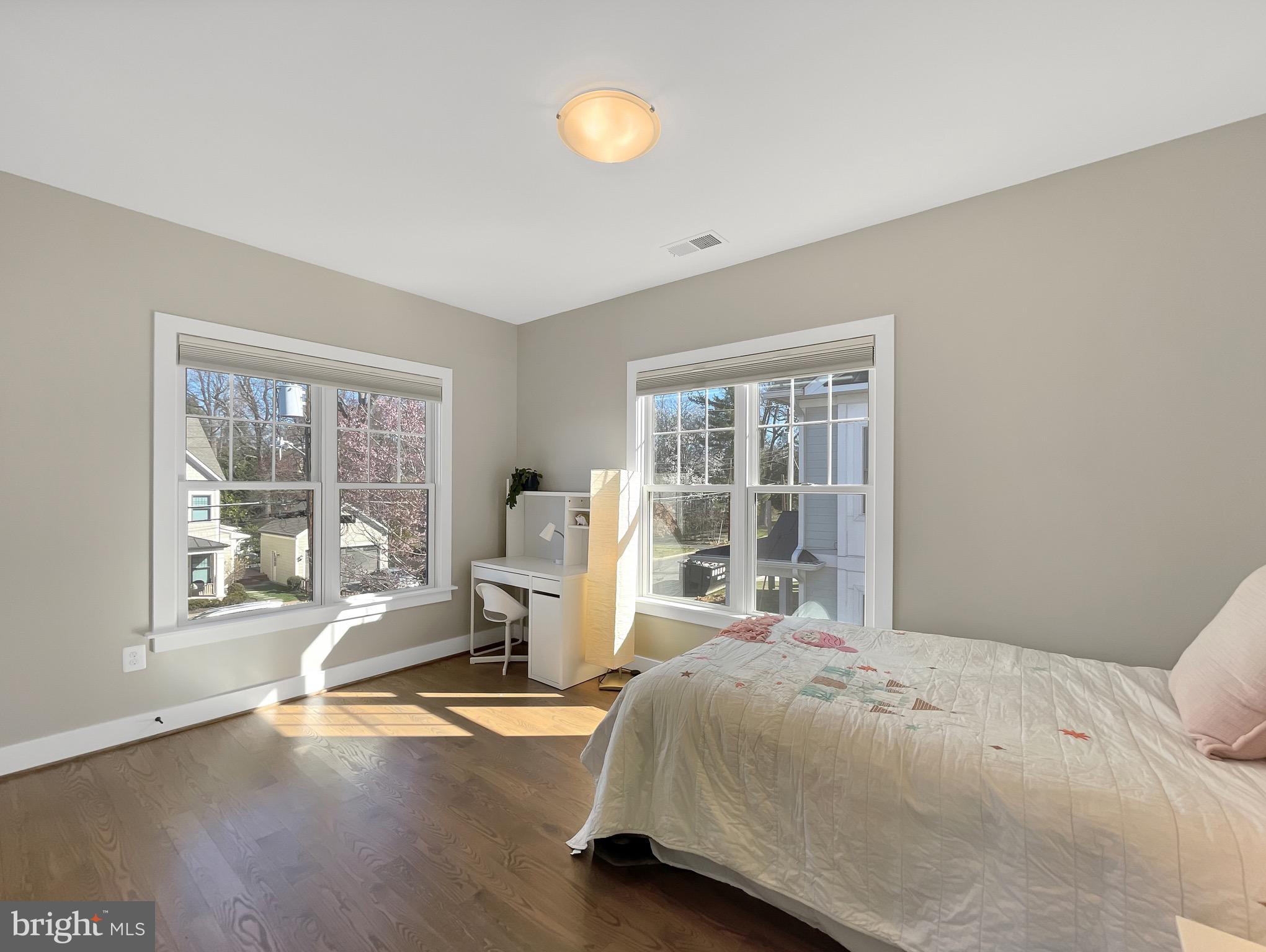 COUNTRY CLUB MANOR - Residential