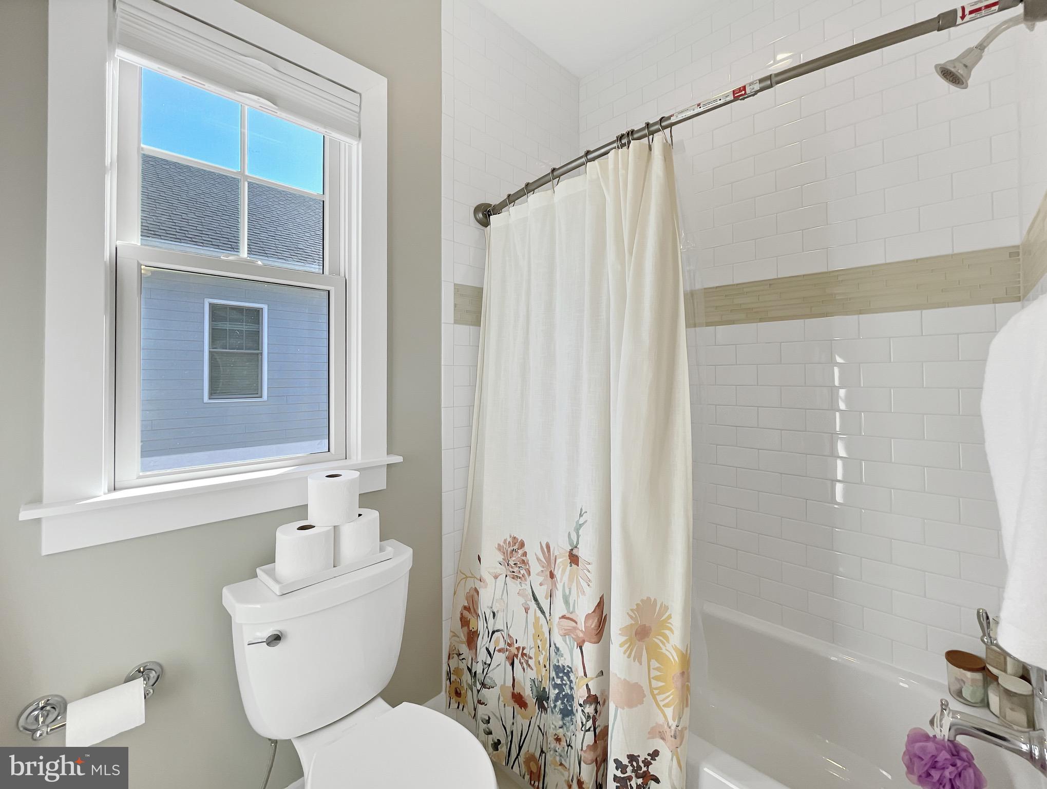 COUNTRY CLUB MANOR - Residential