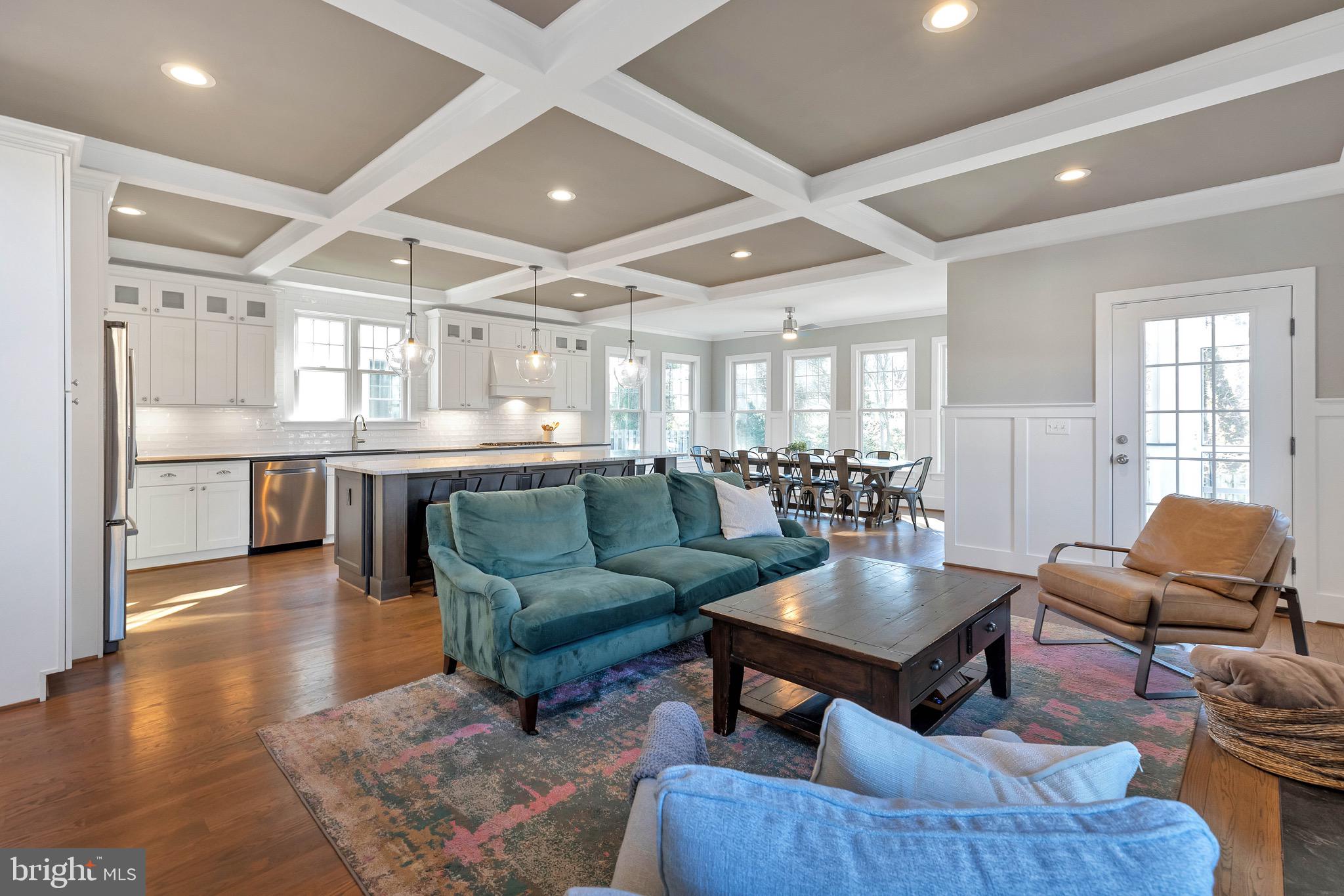 COUNTRY CLUB MANOR - Residential