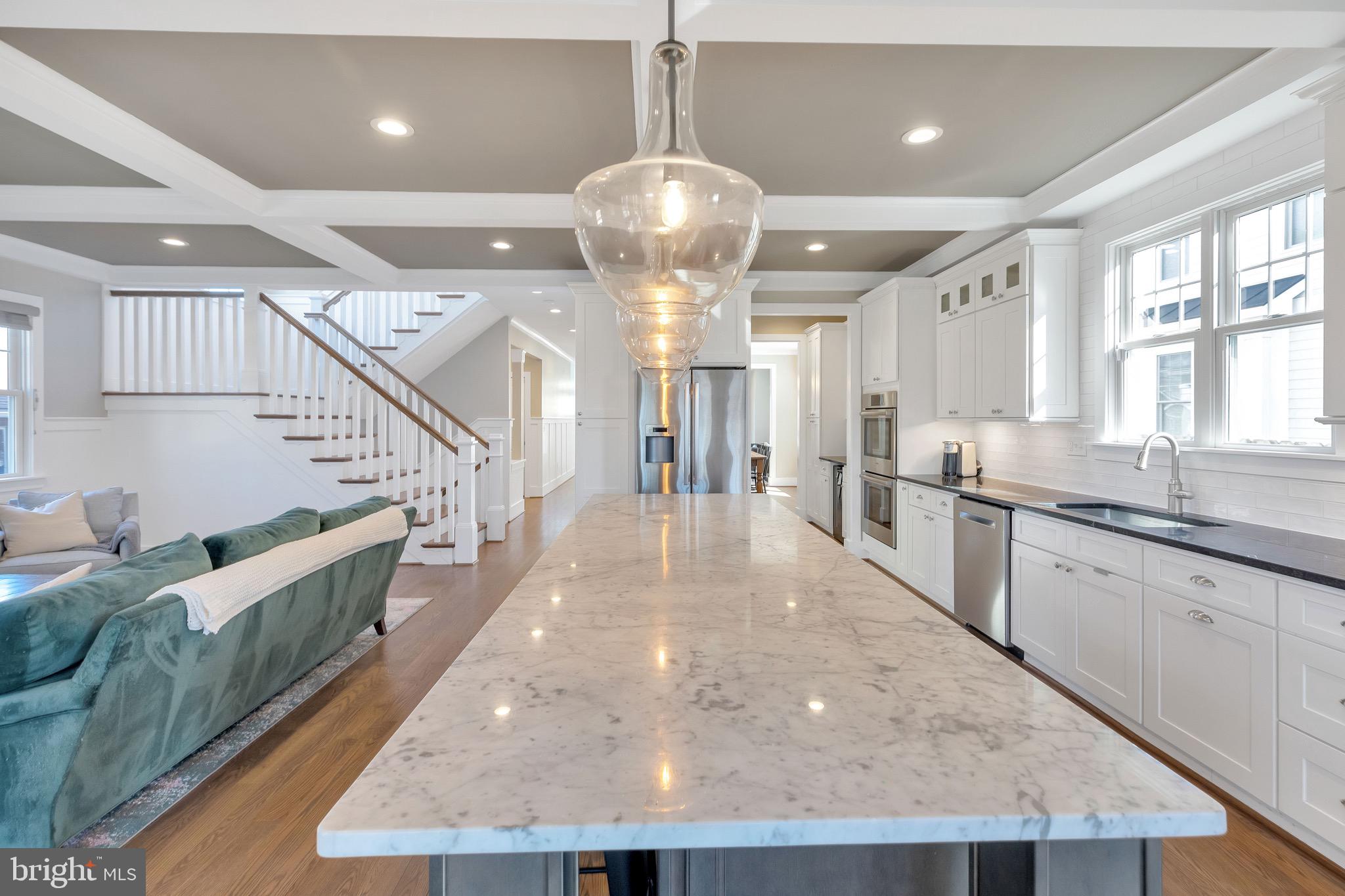 COUNTRY CLUB MANOR - Residential